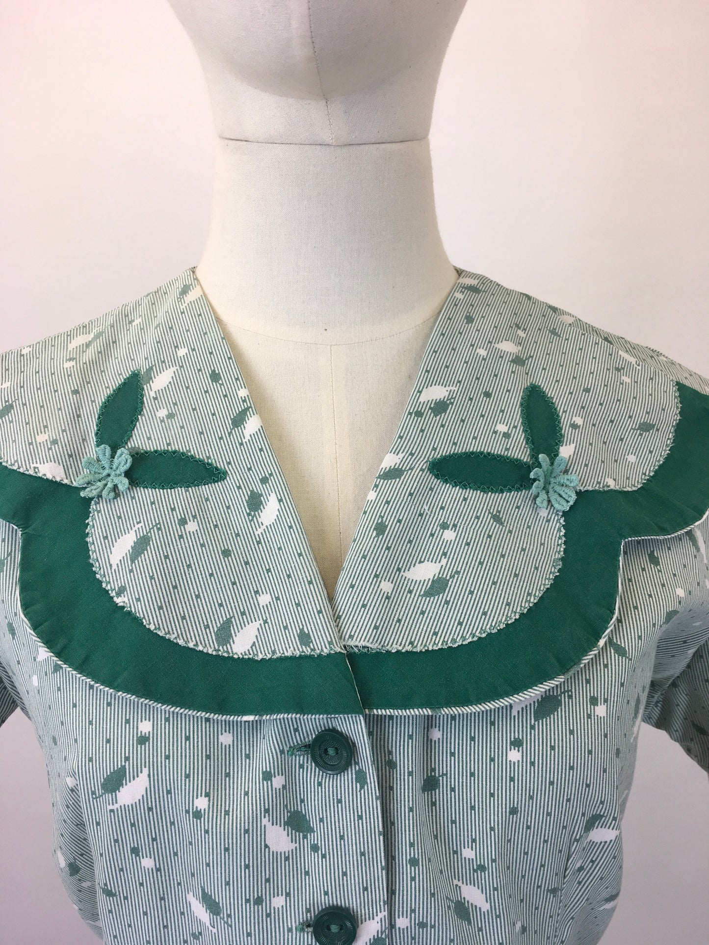 Original 1940’s Beautiful Cotton Day Dress - In A Leaf Print With Appliqué Details