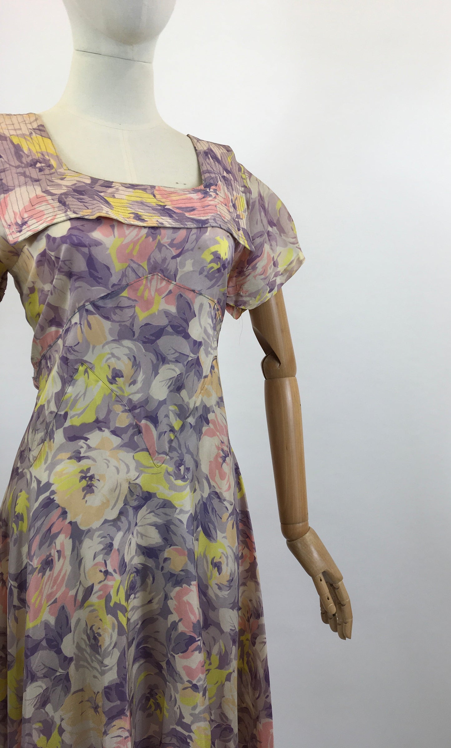 Original 1930’s Beautiful Silk dress - Pastels of Lilacs, Purple, Peach