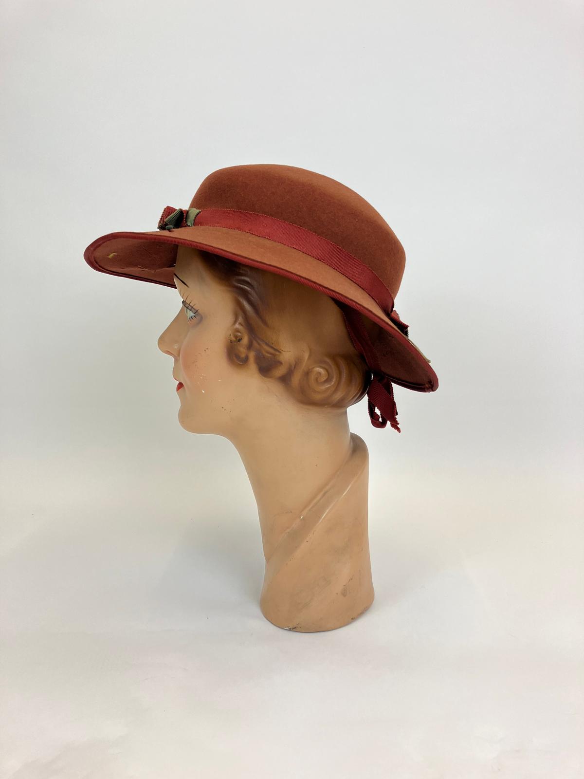 Original 1940's Delightful felt hat with contrast colouring - Rust and Sage Green