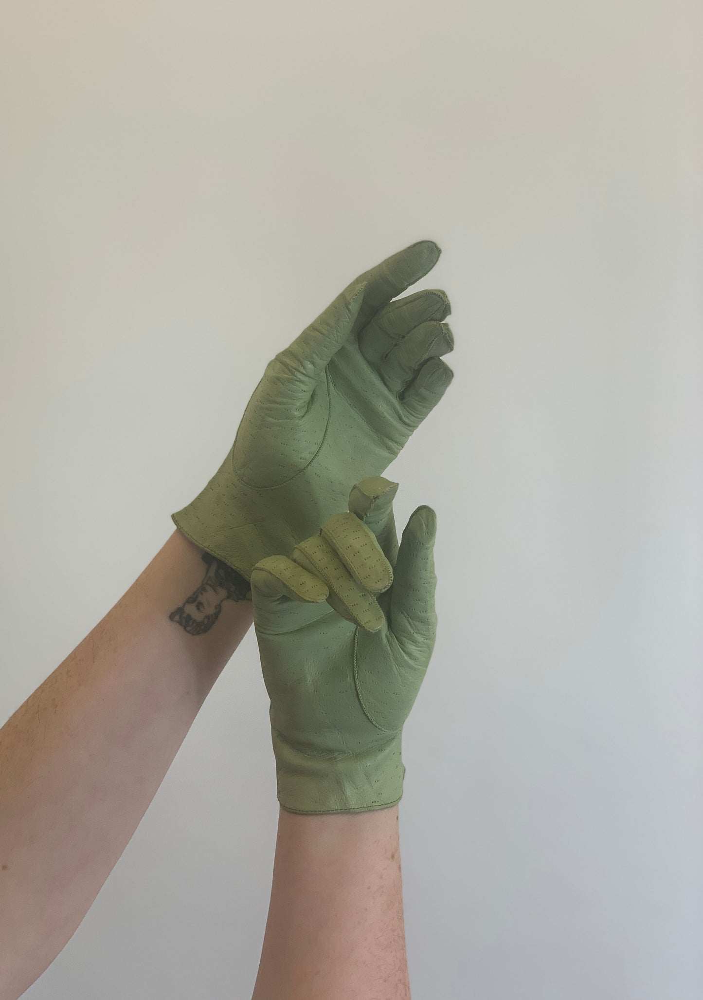 Original 1940’s Beautiful Leather gloves - in Pistachio Green