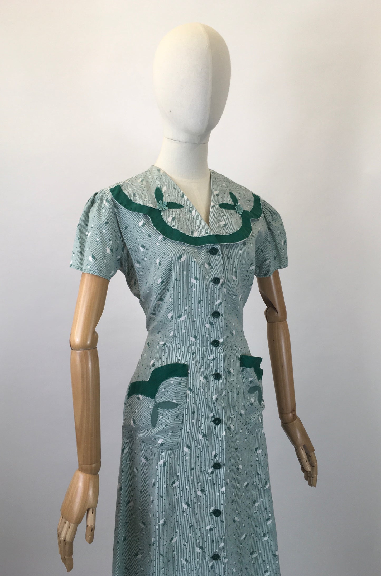 Original 1940’s Beautiful Cotton Day Dress - In A Leaf Print With Appliqué Details