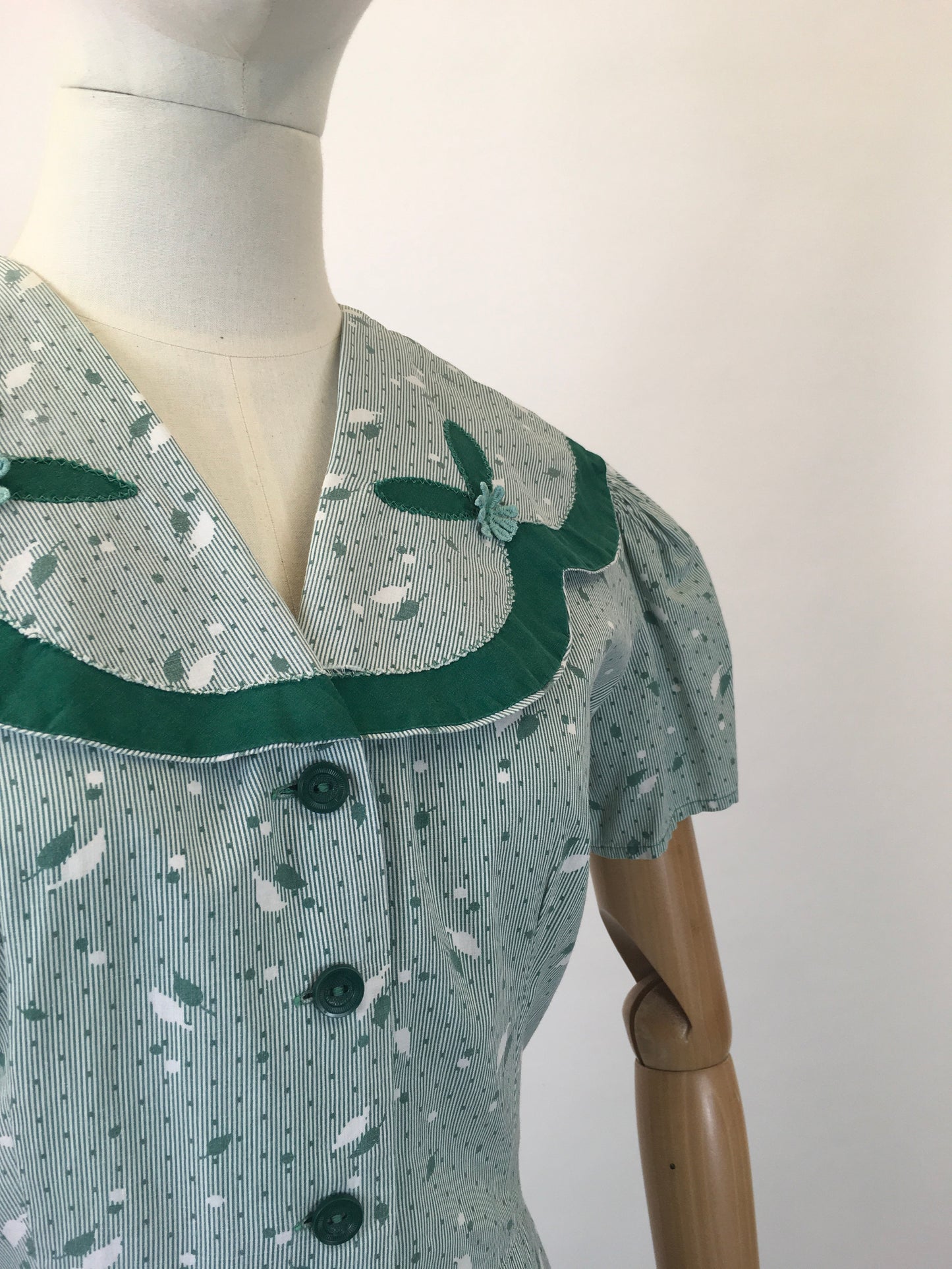 Original 1940’s Beautiful Cotton Day Dress - In A Leaf Print With Appliqué Details