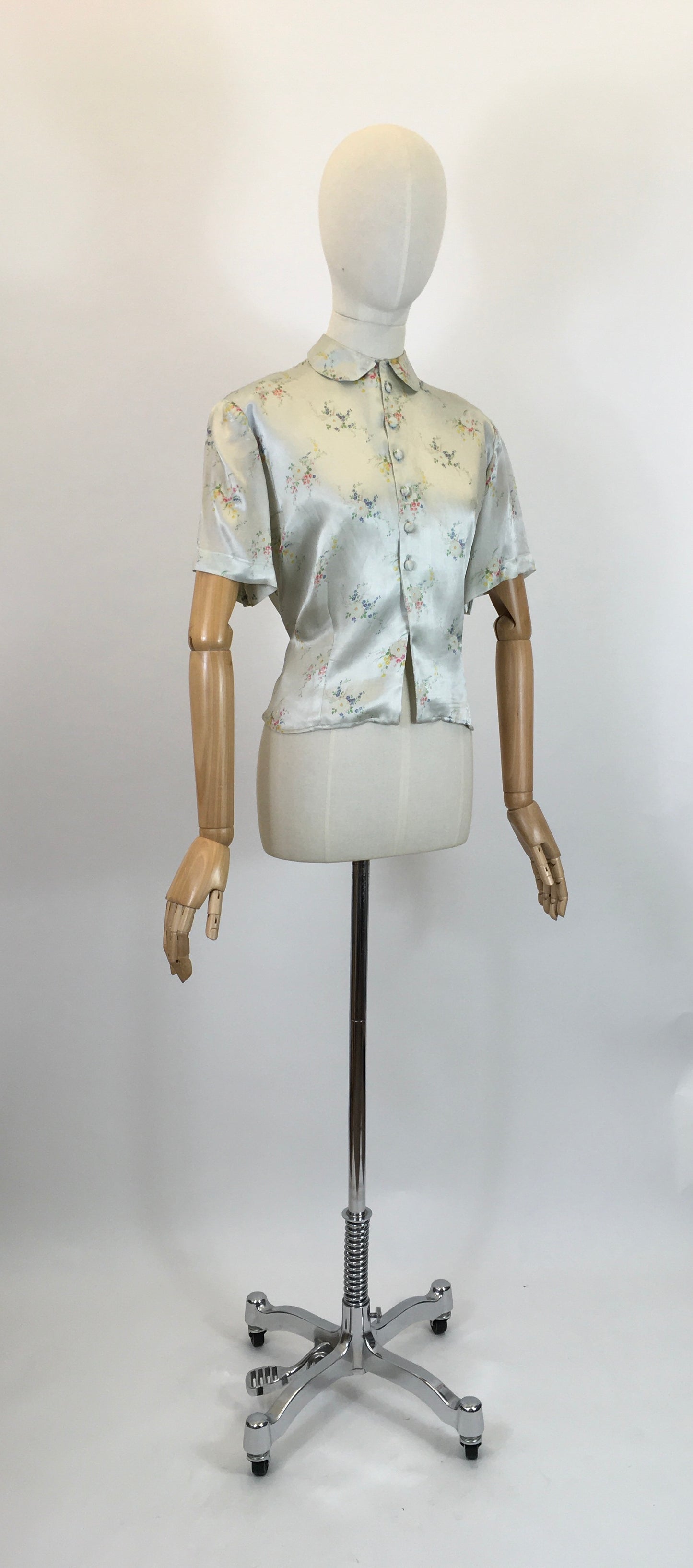 Original 30’s / 40’s Gorgeous blouse - with delicate pale bouquets of flowers