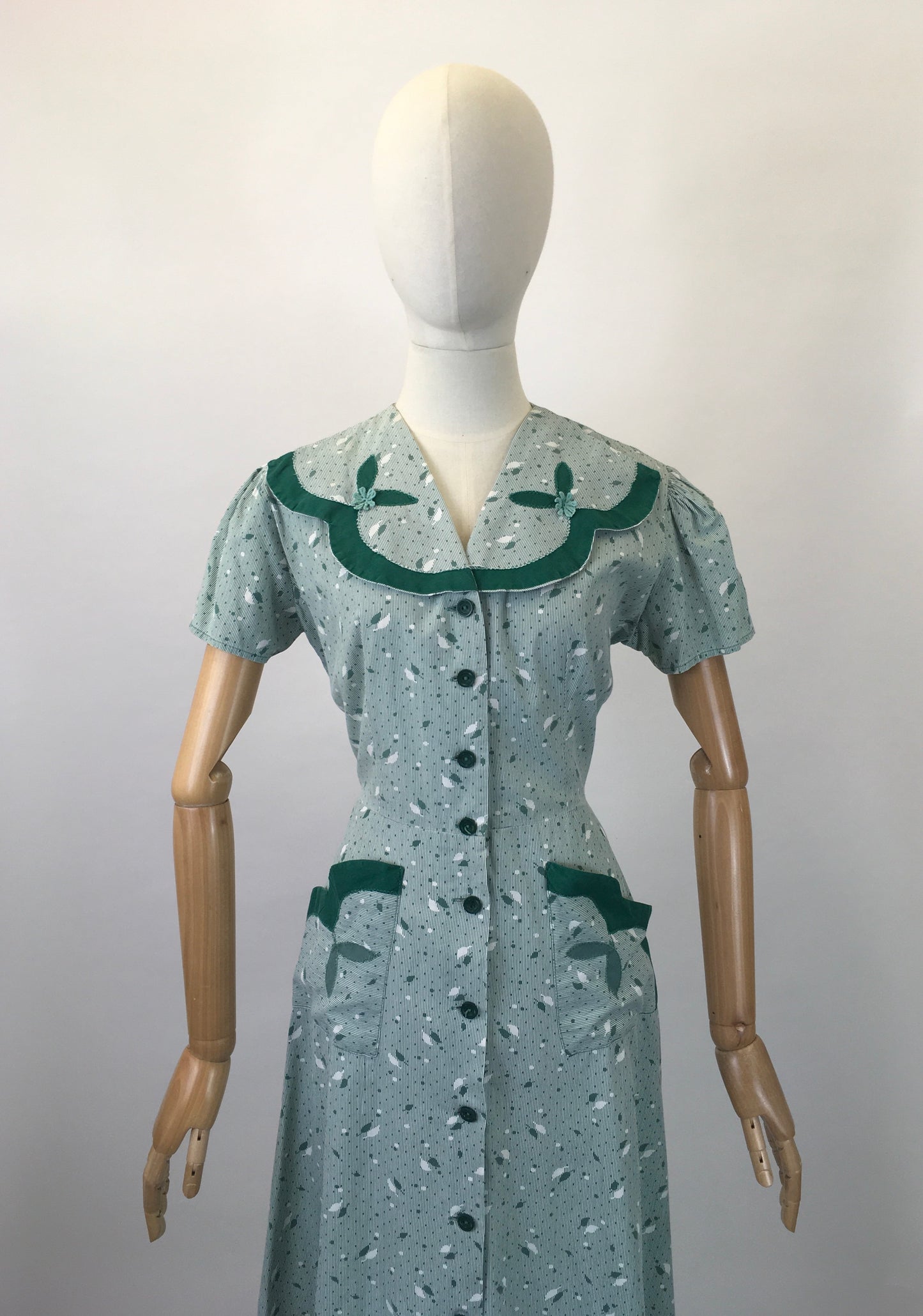Original 1940’s Beautiful Cotton Day Dress - In A Leaf Print With Appliqué Details