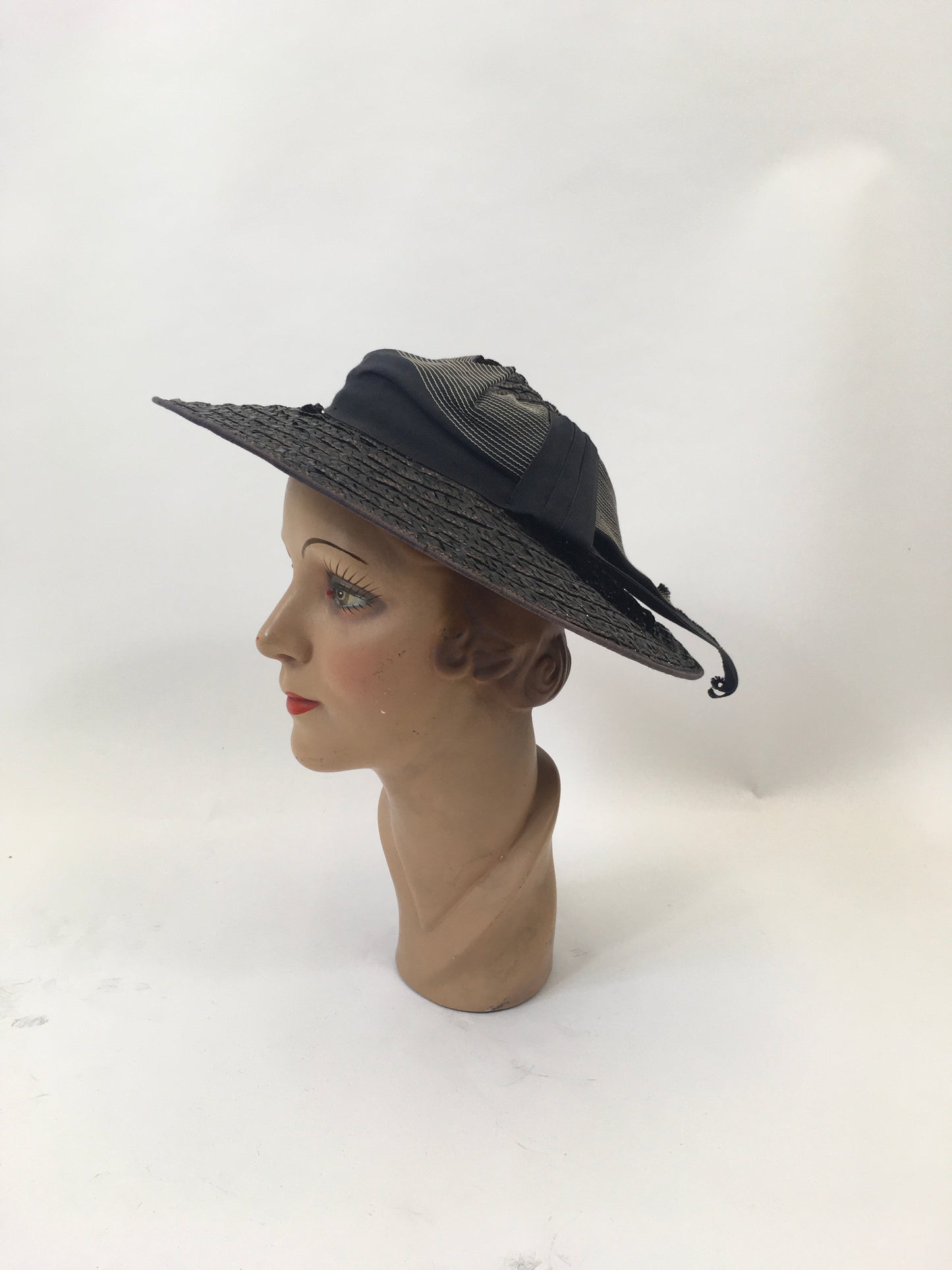 Original 1940’s Fabulous Straw Hat - in Navy