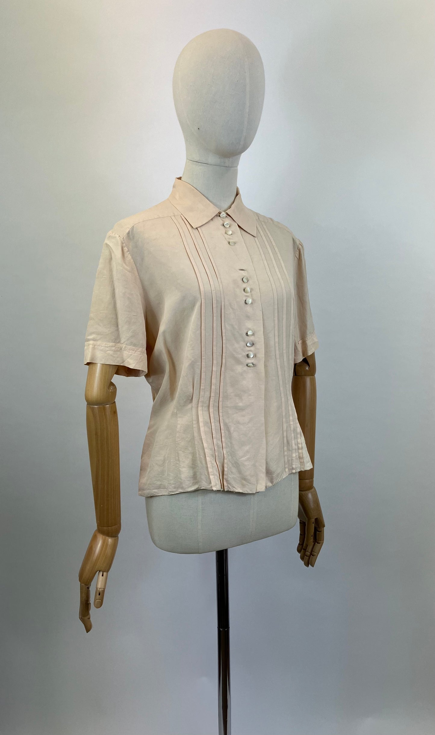 Original 1940’s Beautiful Silk Blouse - soft Peach