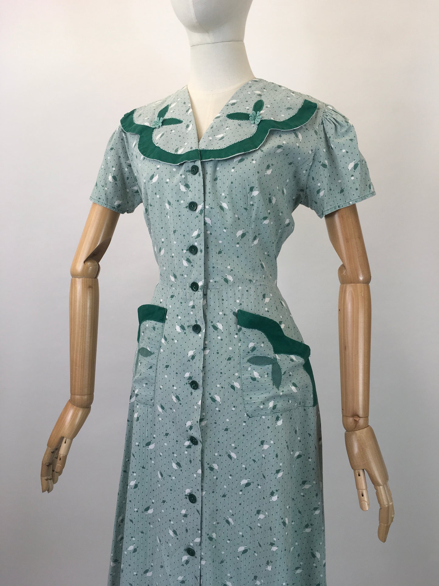 Original 1940’s Beautiful Cotton Day Dress - In A Leaf Print With Appliqué Details