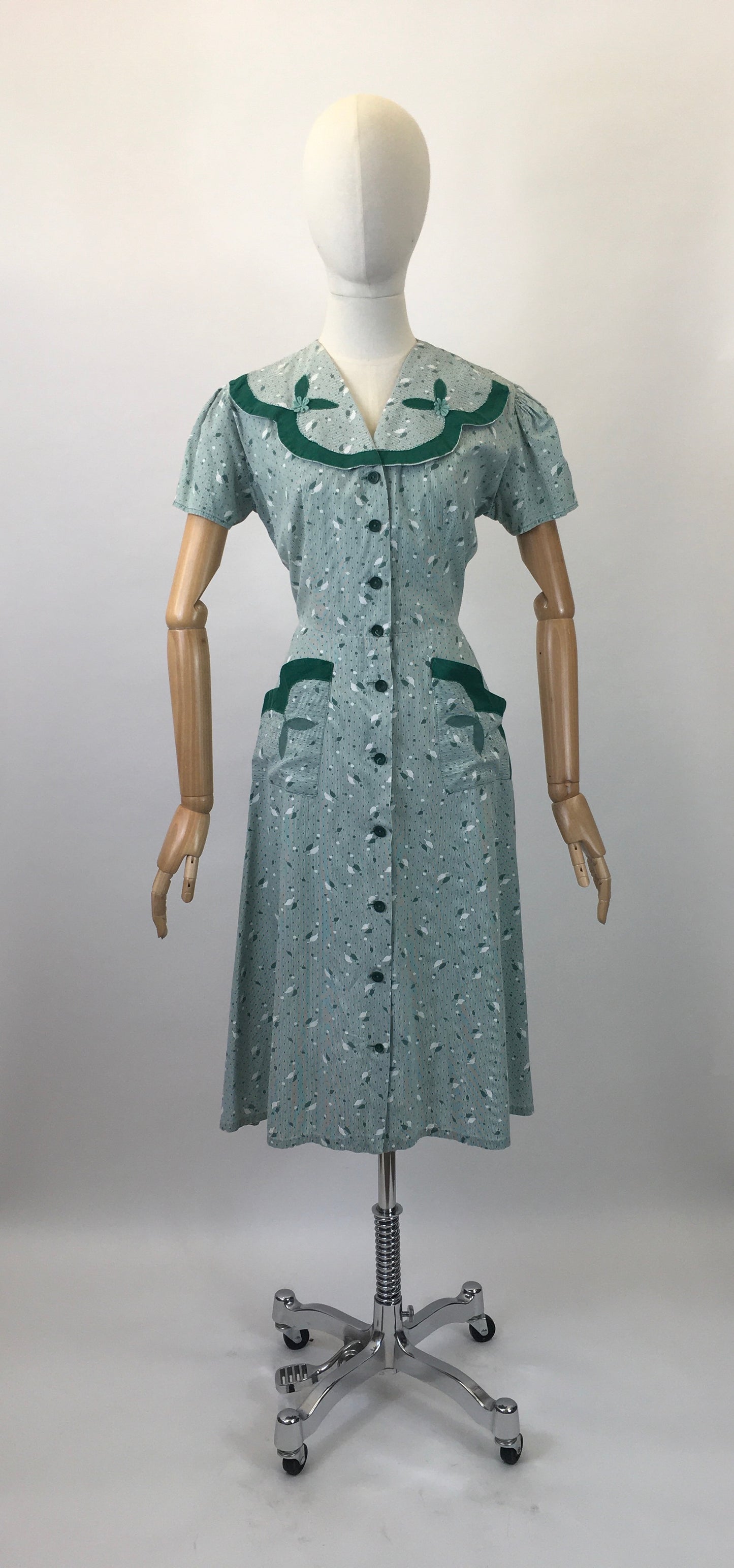 Original 1940’s Beautiful Cotton Day Dress - In A Leaf Print With Appliqué Details