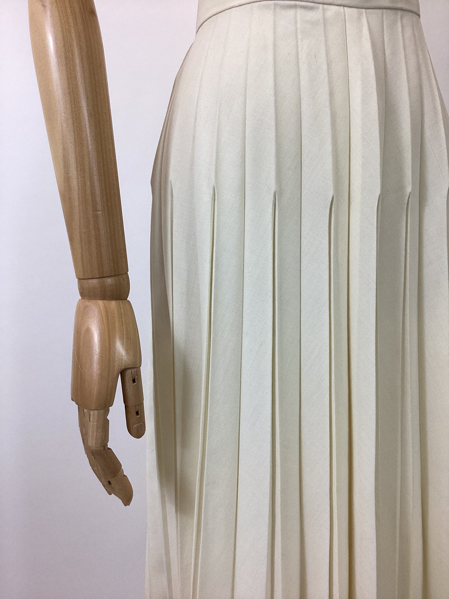 Original 1950’s Gorgeous fully pleated skirt - cream