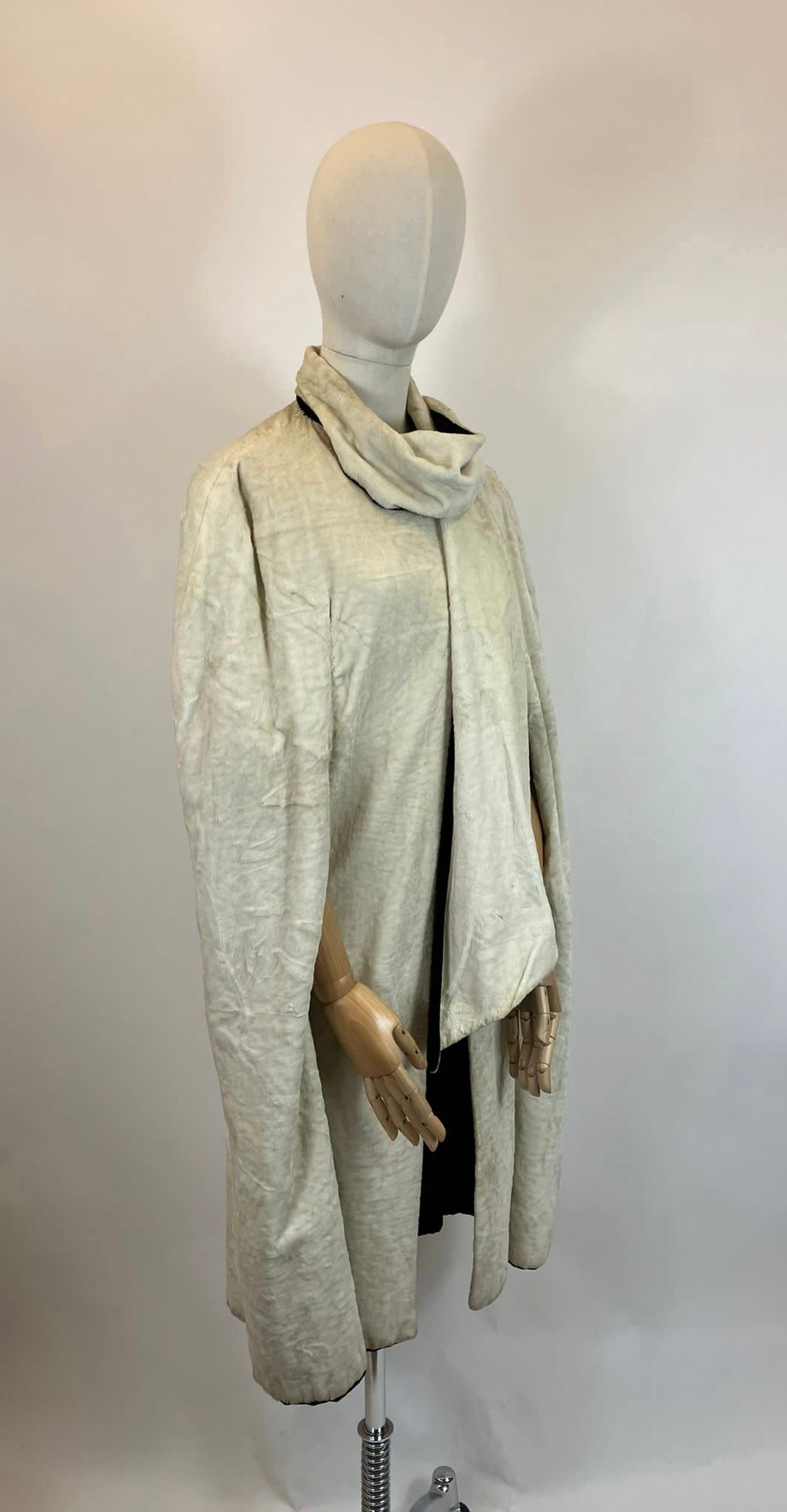 Original 20’s Beautiful Reversible Velvet Opera Cape - in Black / Cream