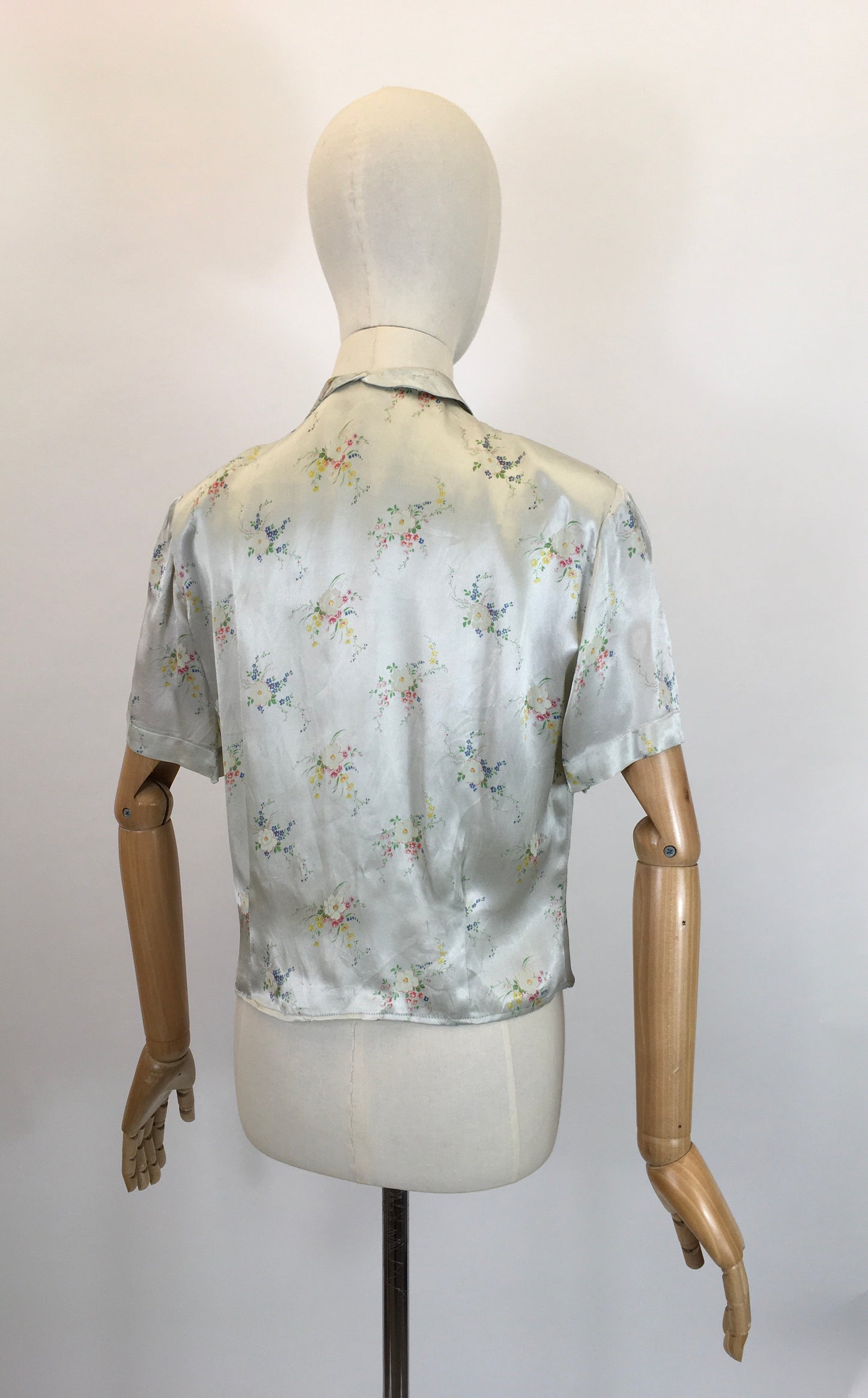 Original 30’s / 40’s Gorgeous blouse - with delicate pale bouquets of flowers