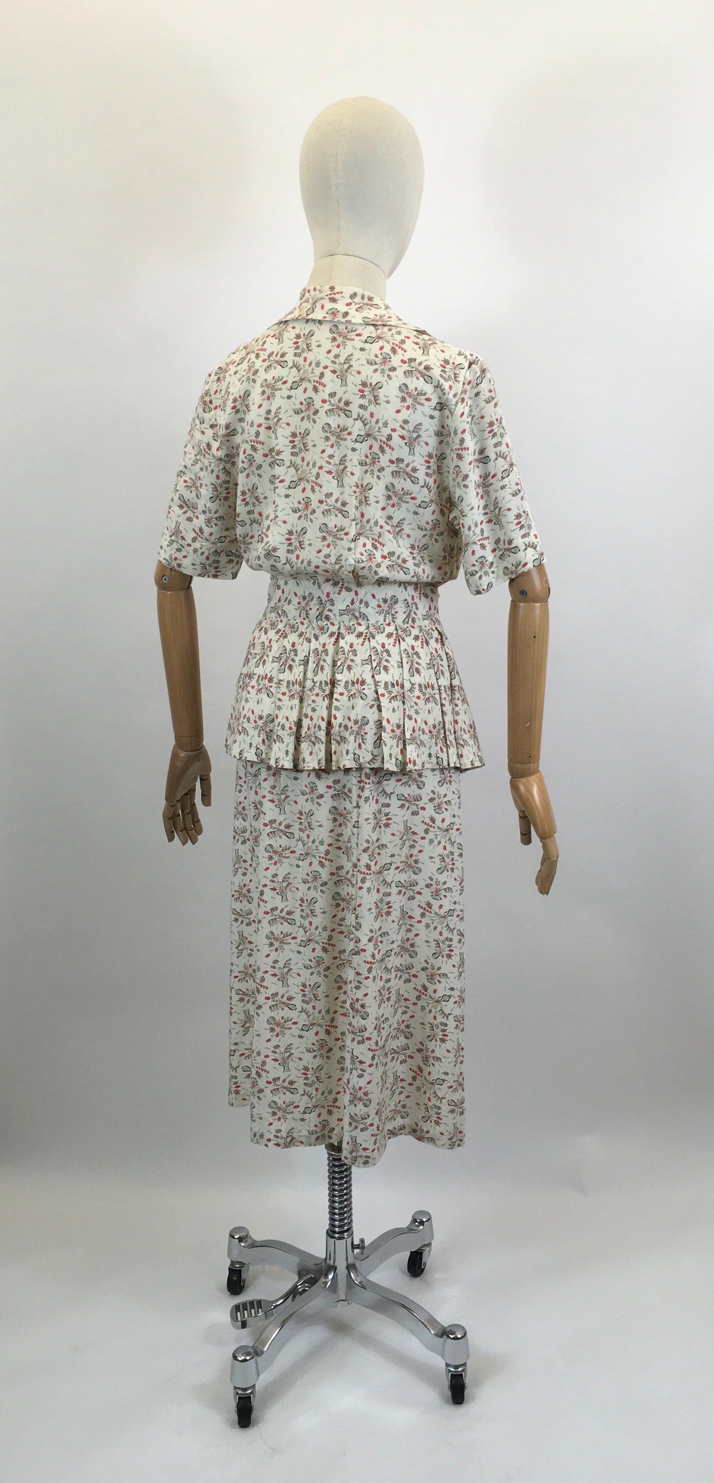 Original Fabulous Dinner Plate label 1940’s Novelty print dress - Dainty Flowers in Vases