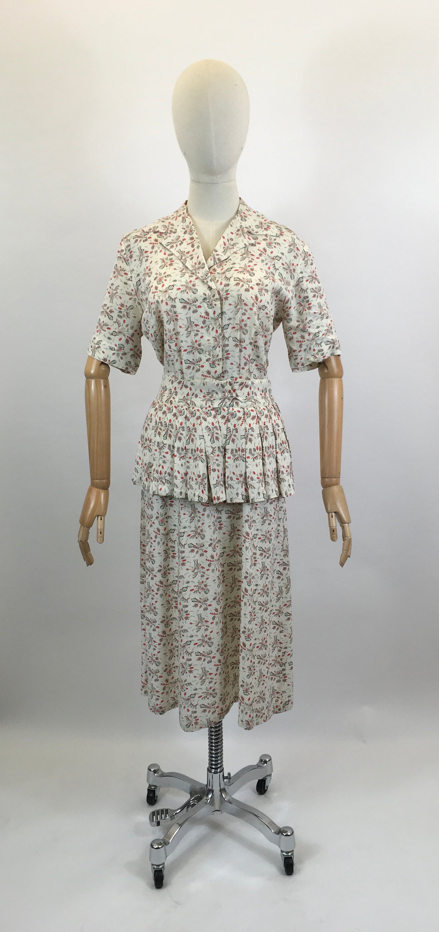 Original Fabulous Dinner Plate label 1940’s Novelty print dress - Dainty Flowers in Vases