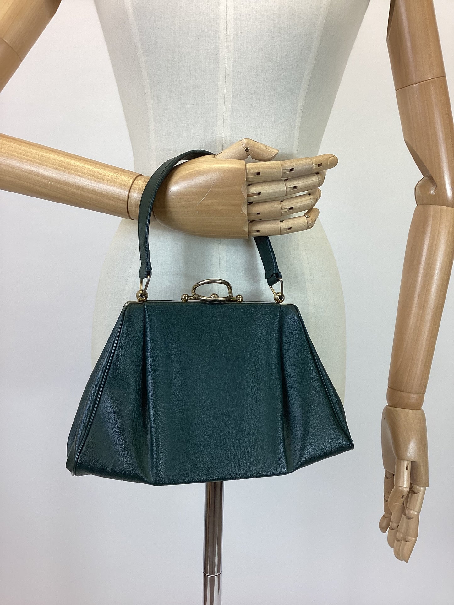 Original 1940's Gorgeous shape handbag - in Forest Green