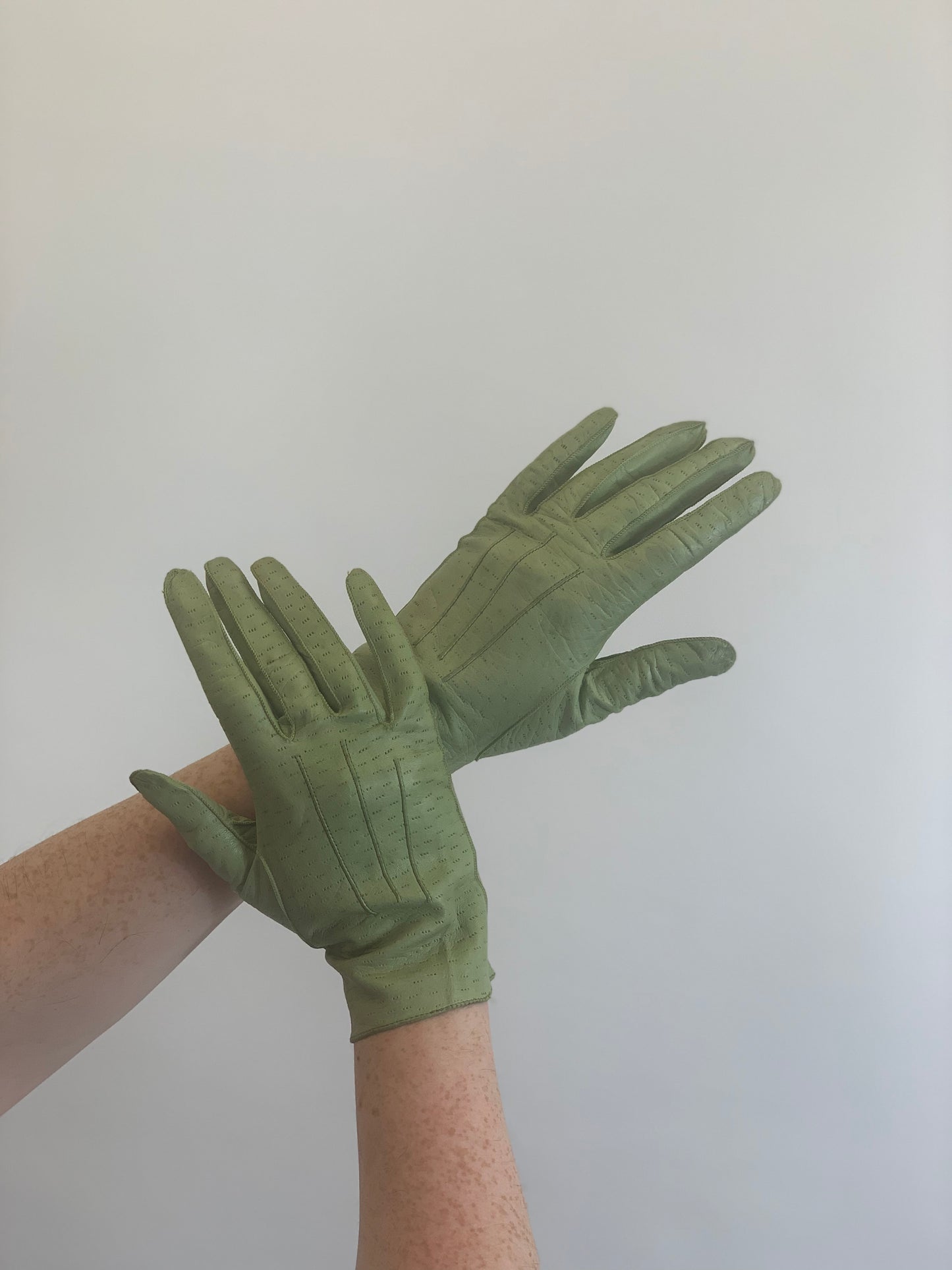 Original 1940’s Beautiful Leather gloves - in Pistachio Green