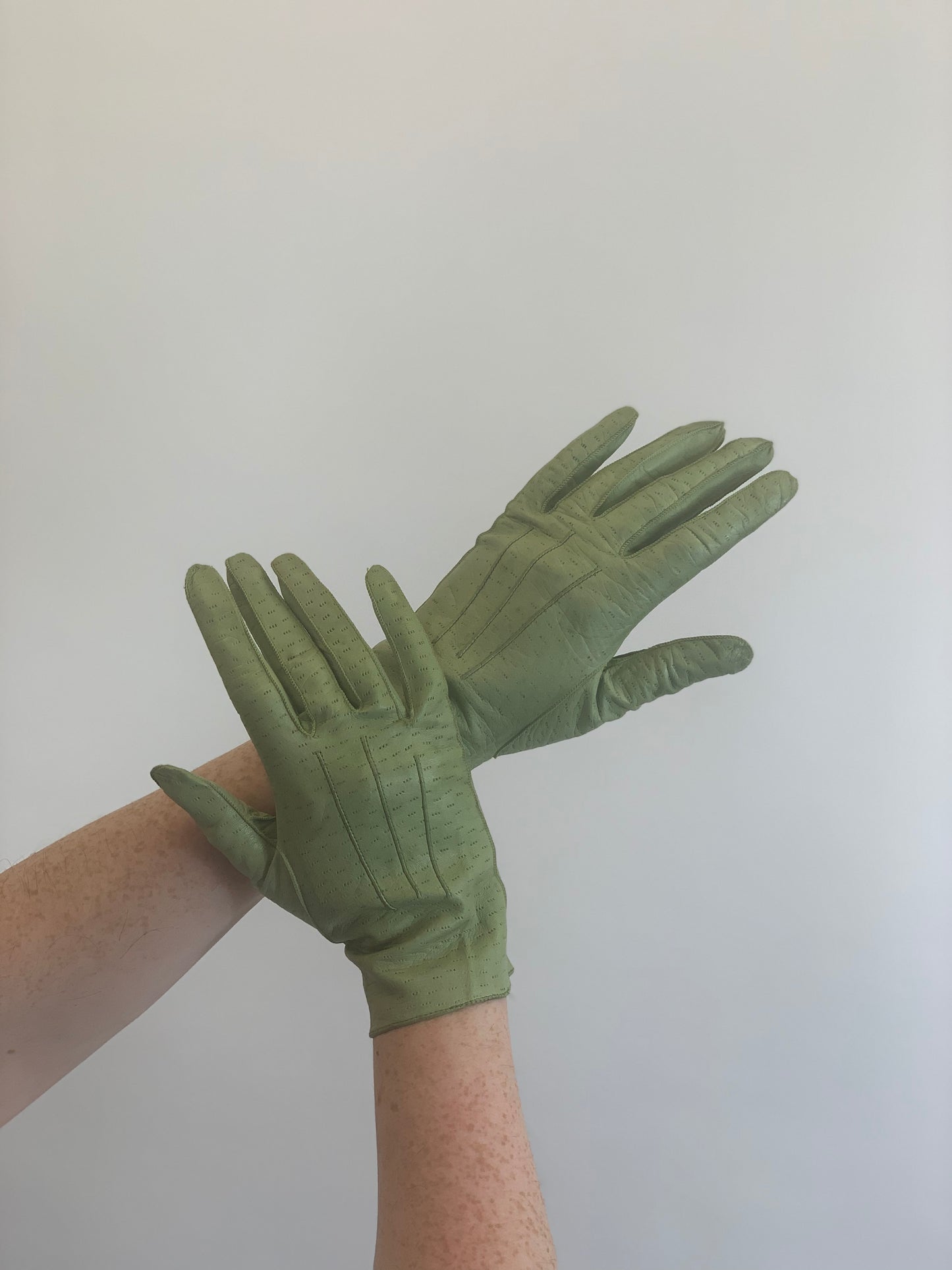 Original 1940’s Beautiful Leather gloves - in Pistachio Green