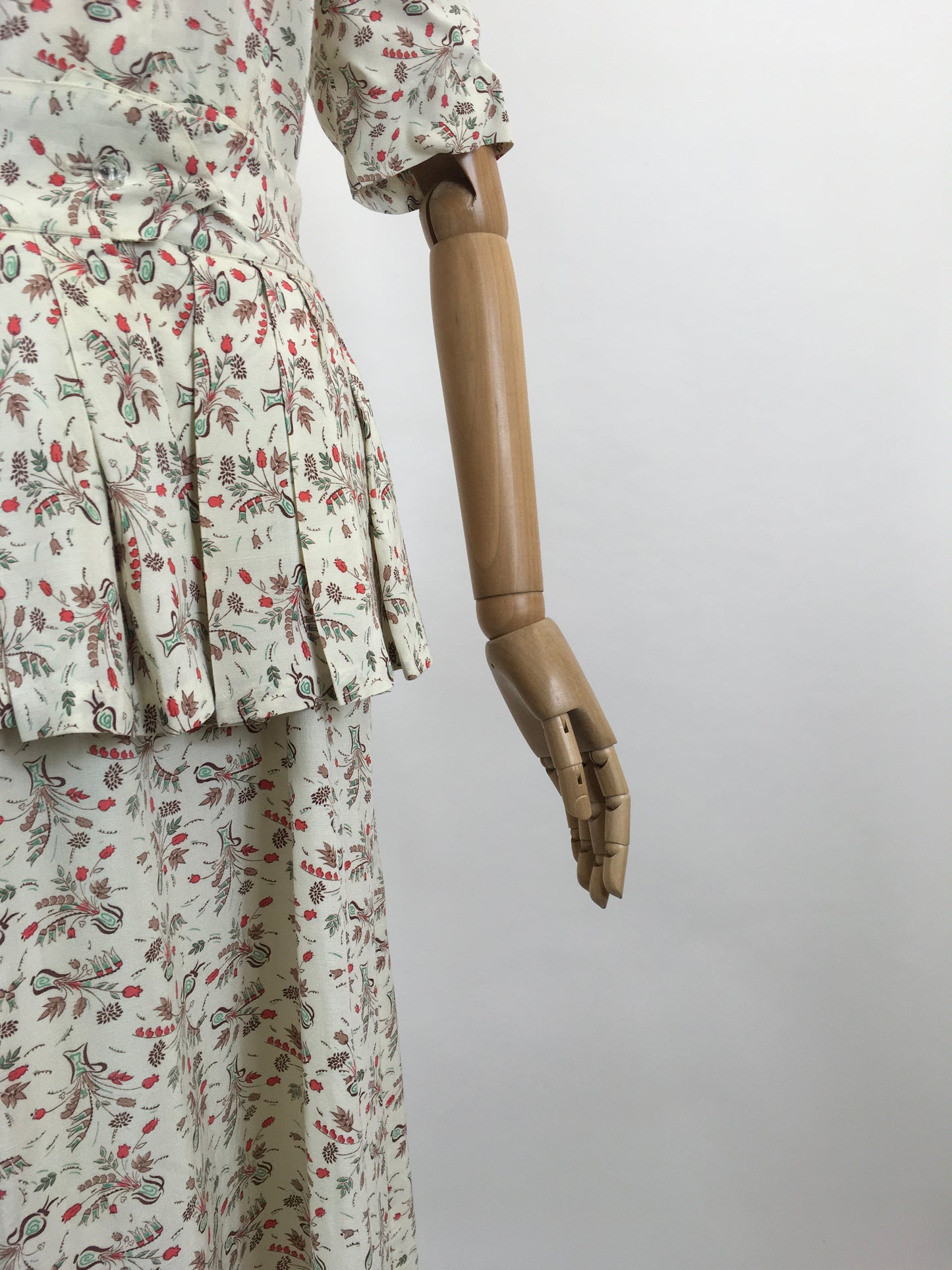 Original Fabulous Dinner Plate label 1940’s Novelty print dress - Dainty Flowers in Vases