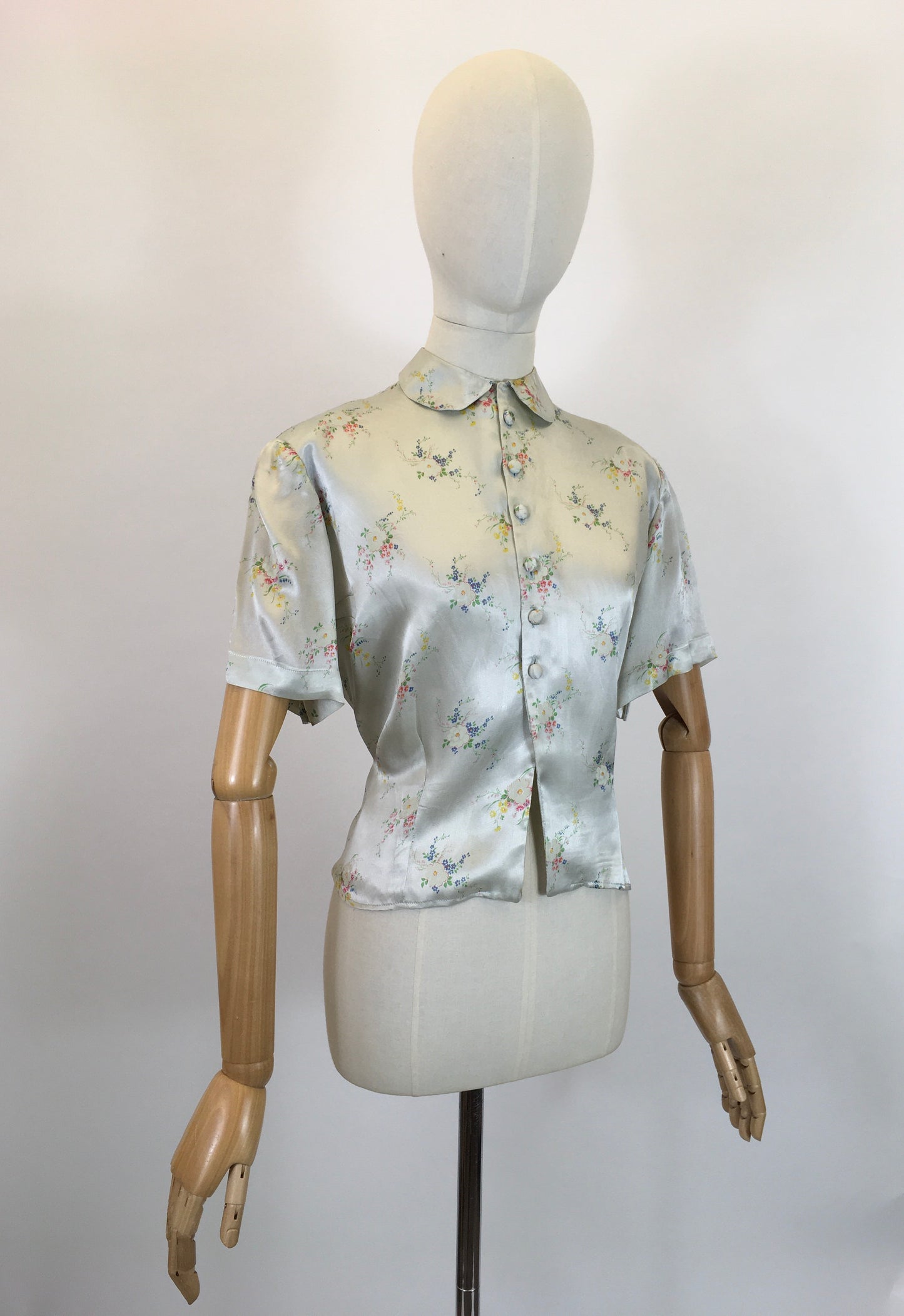 Original 30’s / 40’s Gorgeous blouse - with delicate pale bouquets of flowers