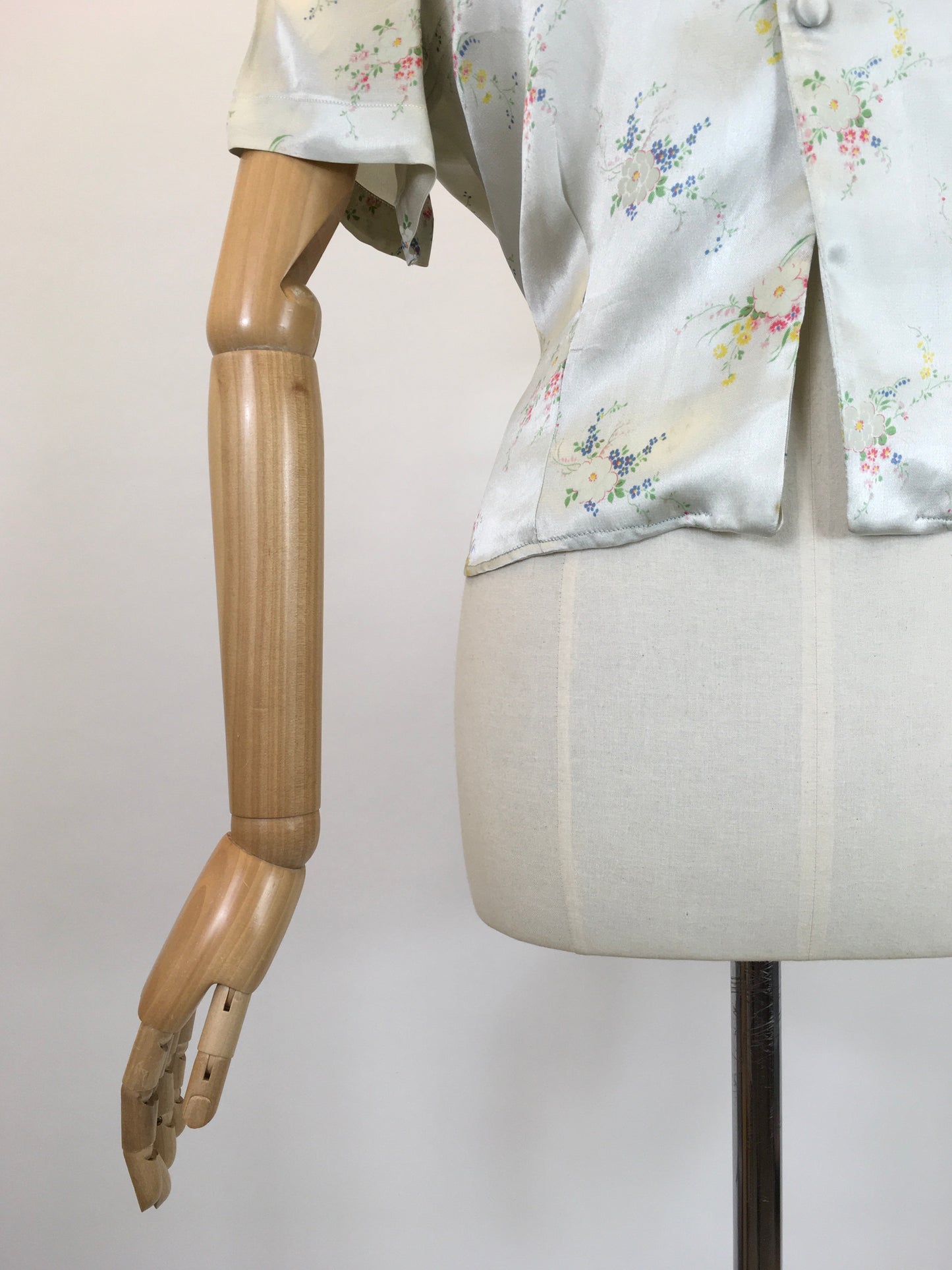 Original 30’s / 40’s Gorgeous blouse - with delicate pale bouquets of flowers