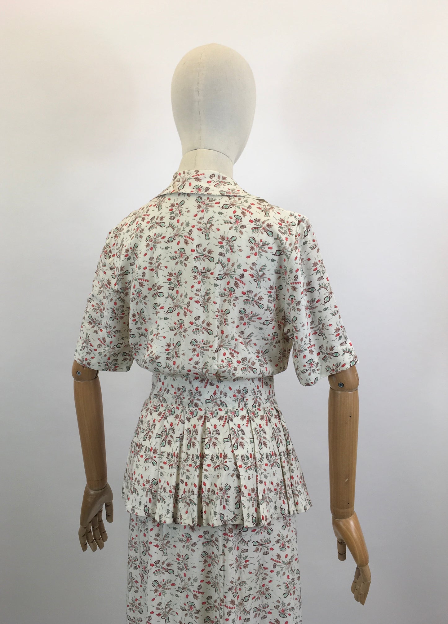 Original Fabulous Dinner Plate label 1940’s Novelty print dress - Dainty Flowers in Vases
