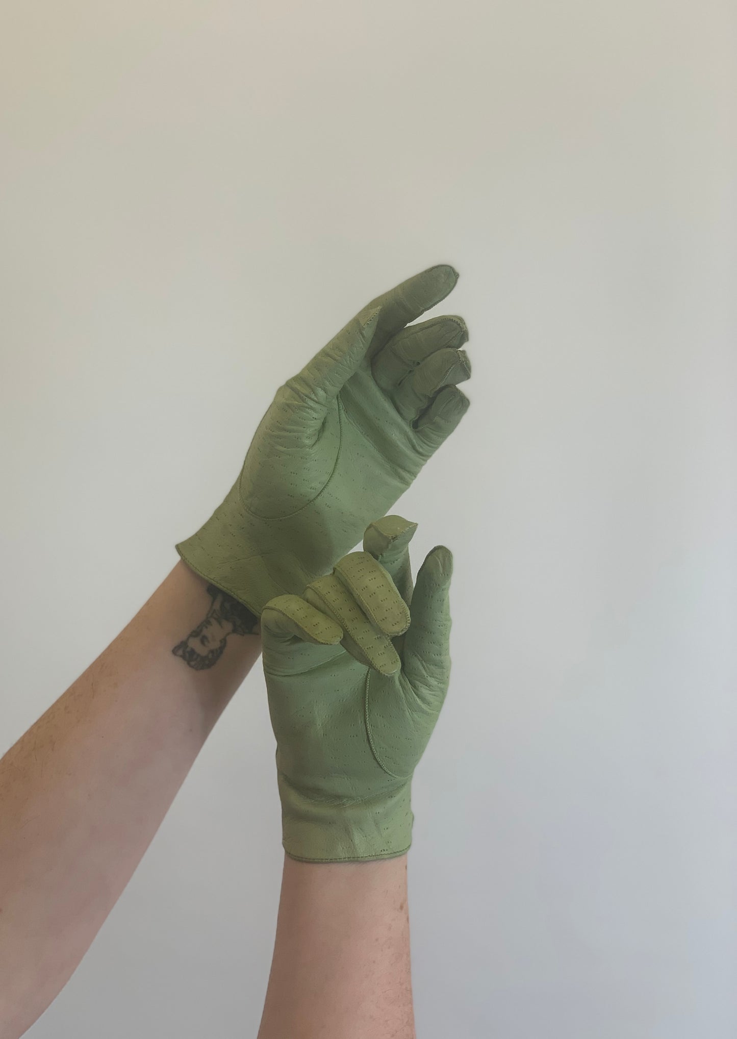 Original 1940’s Beautiful Leather gloves - in Pistachio Green
