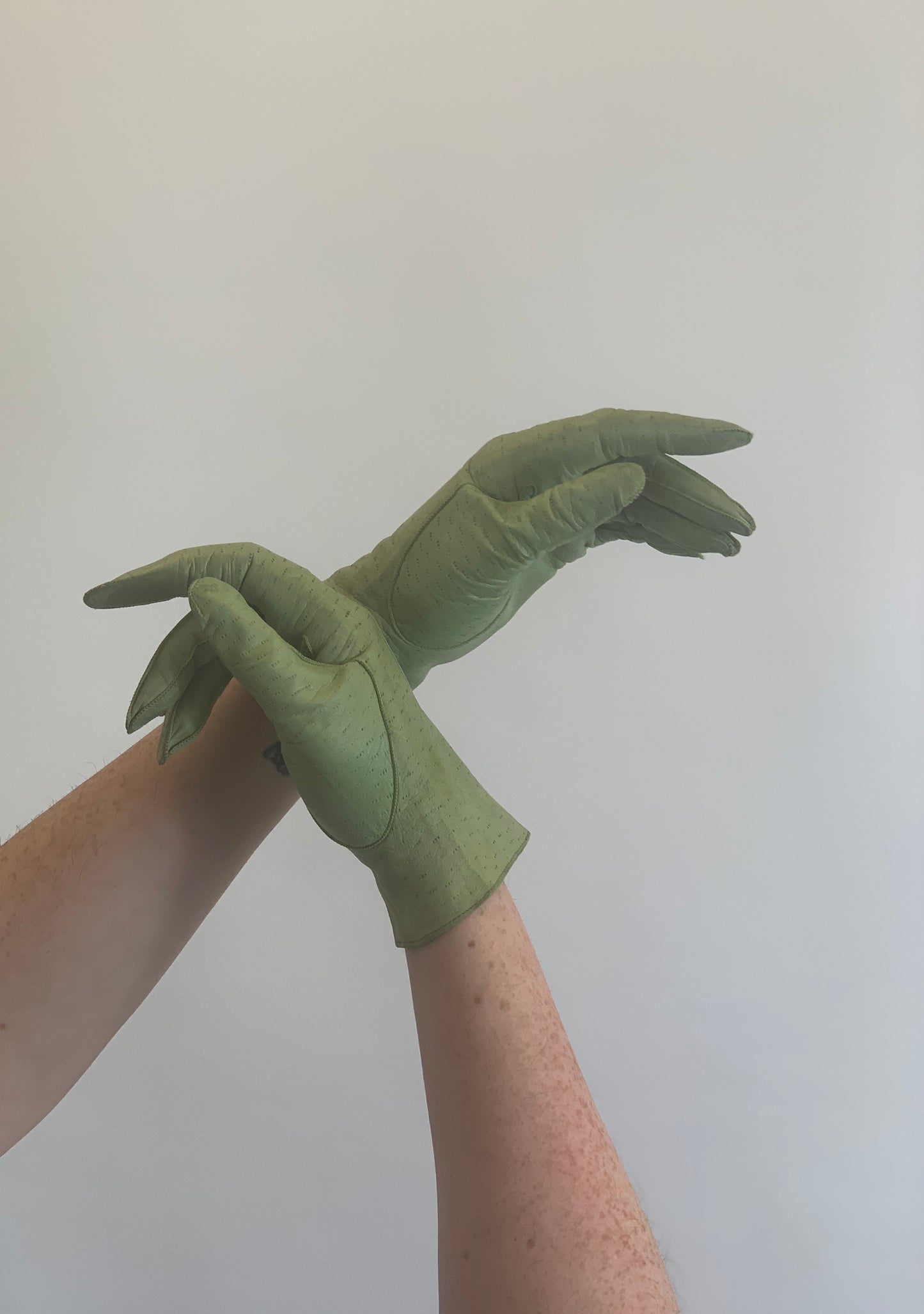Original 1940’s Beautiful Leather gloves - in Pistachio Green