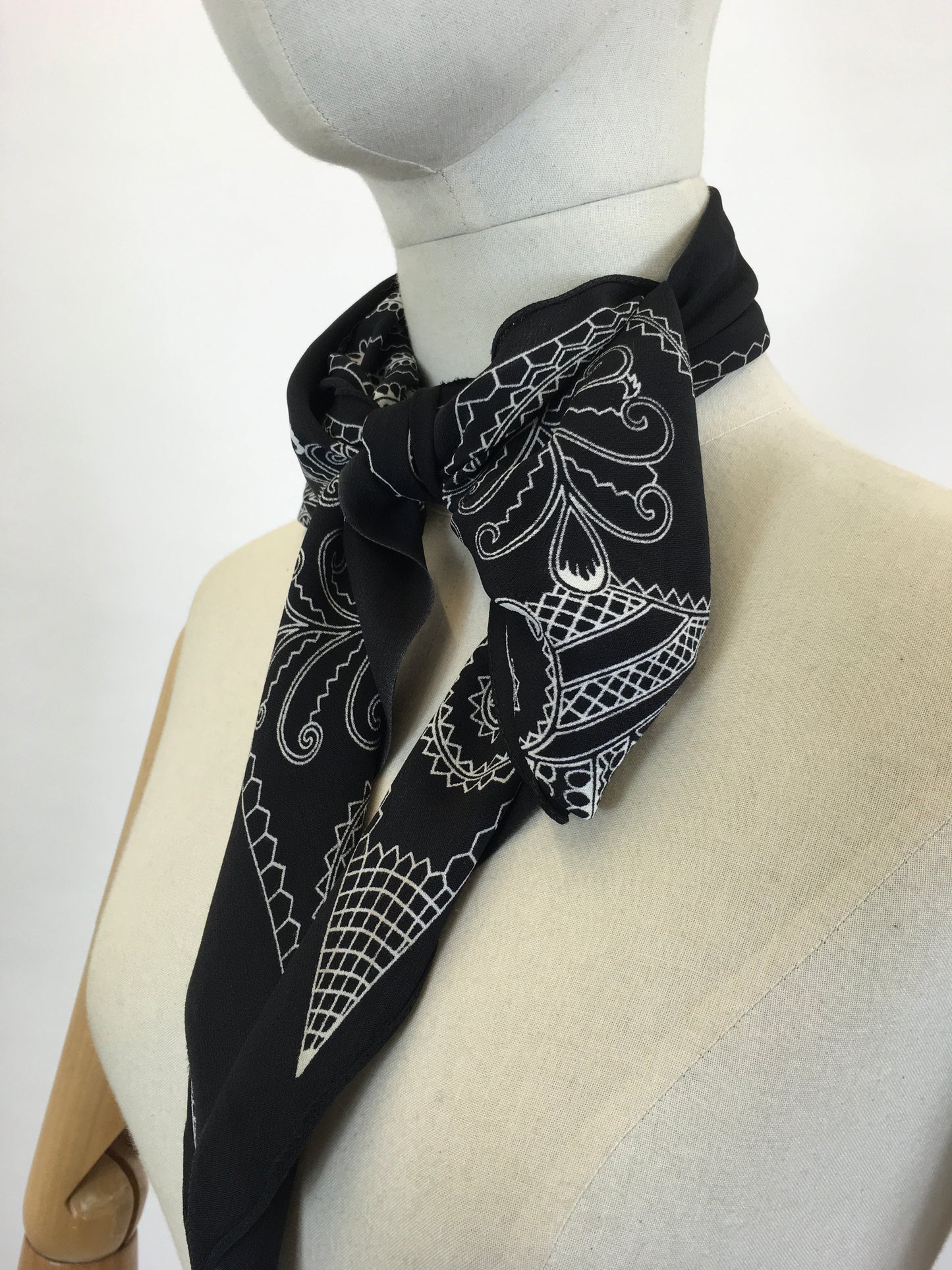 Original 1920's/1930's Deco Dagger point scarf - Black & White