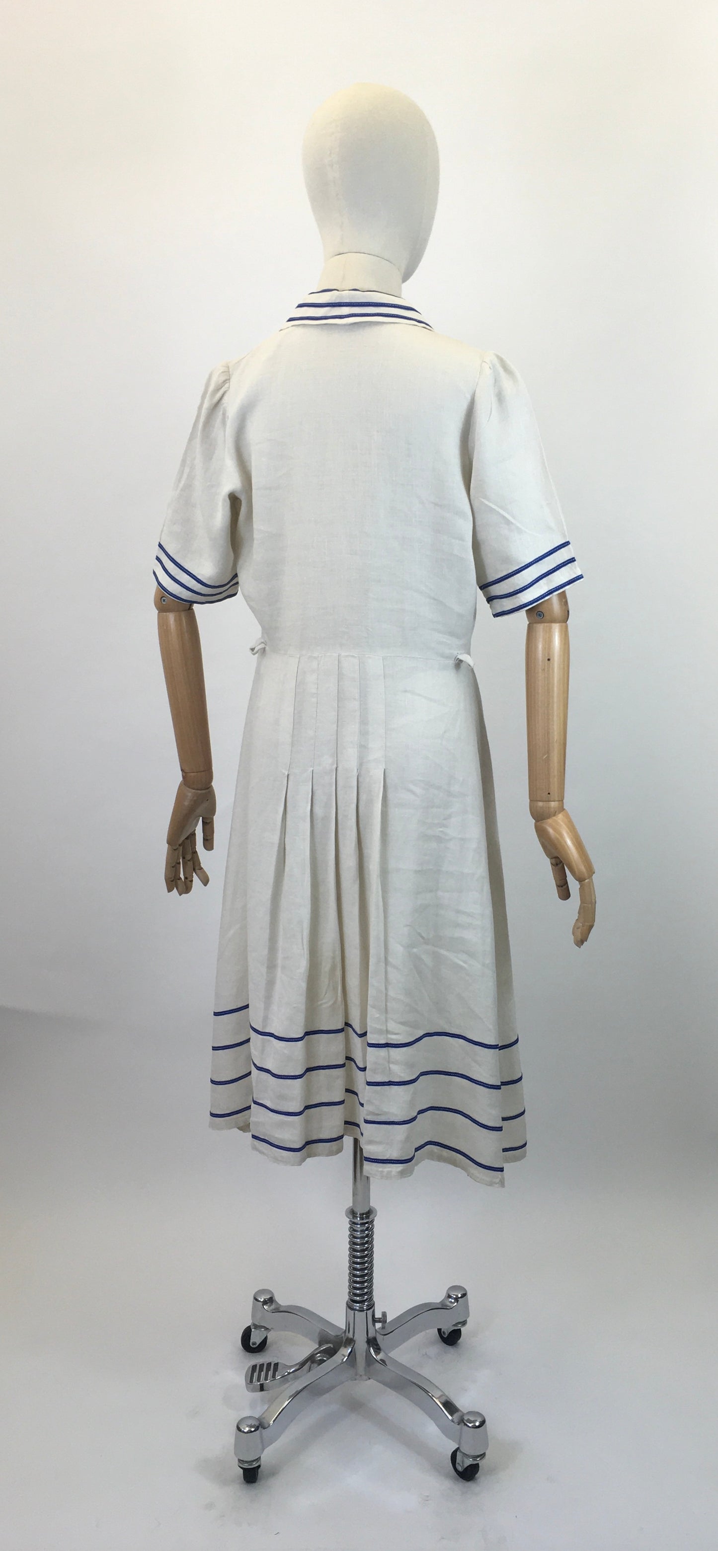 Original early 30’s Linen dress - White with contrast Blue Detailing.