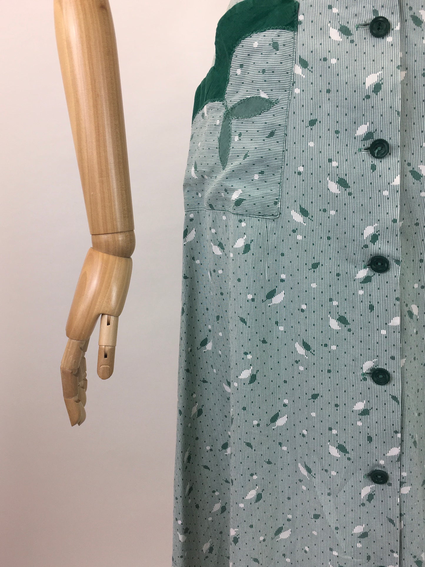 Original 1940’s Beautiful Cotton Day Dress - In A Leaf Print With Appliqué Details