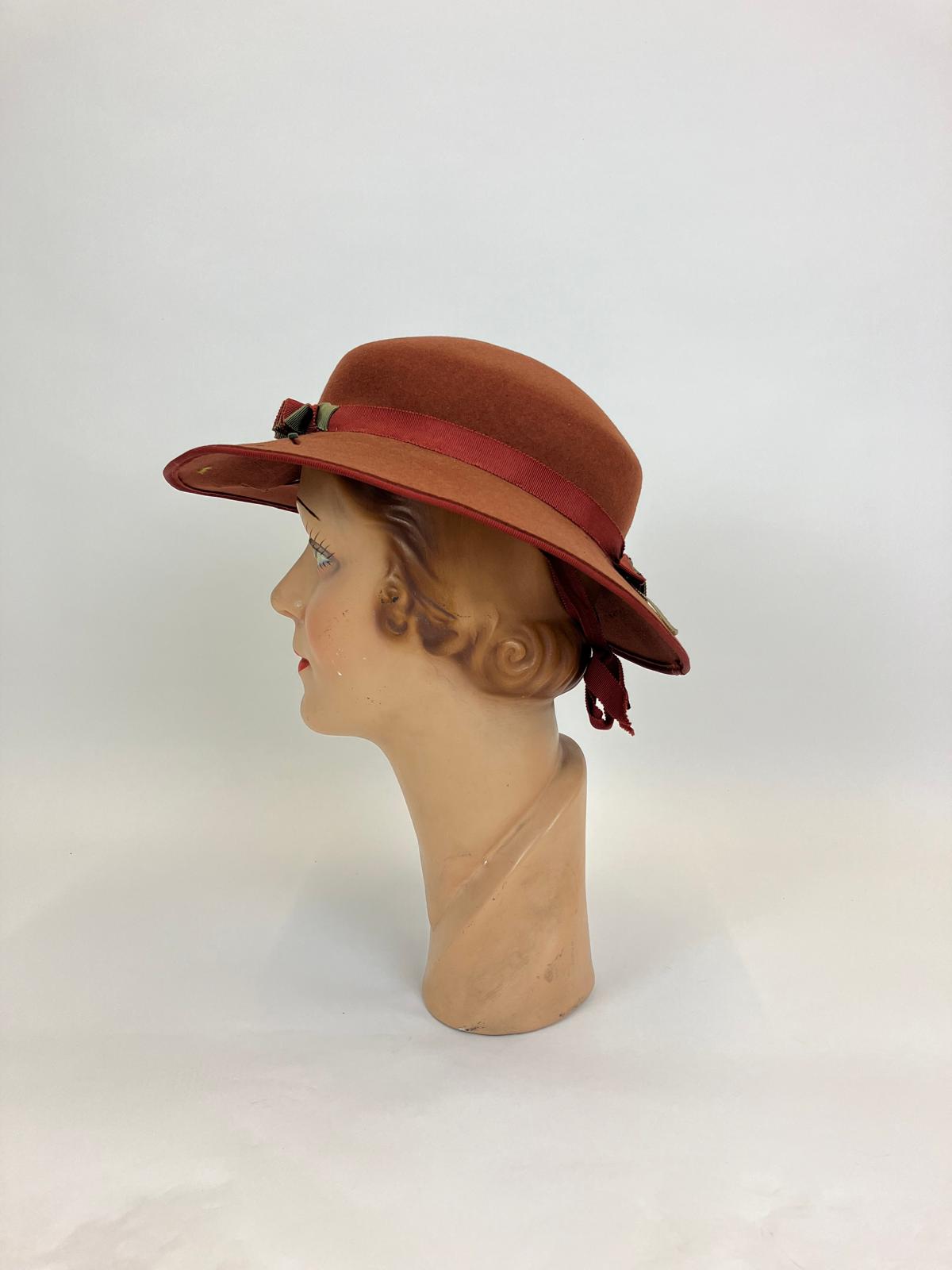 Original 1940's Delightful felt hat with contrast colouring - Rust and Sage Green