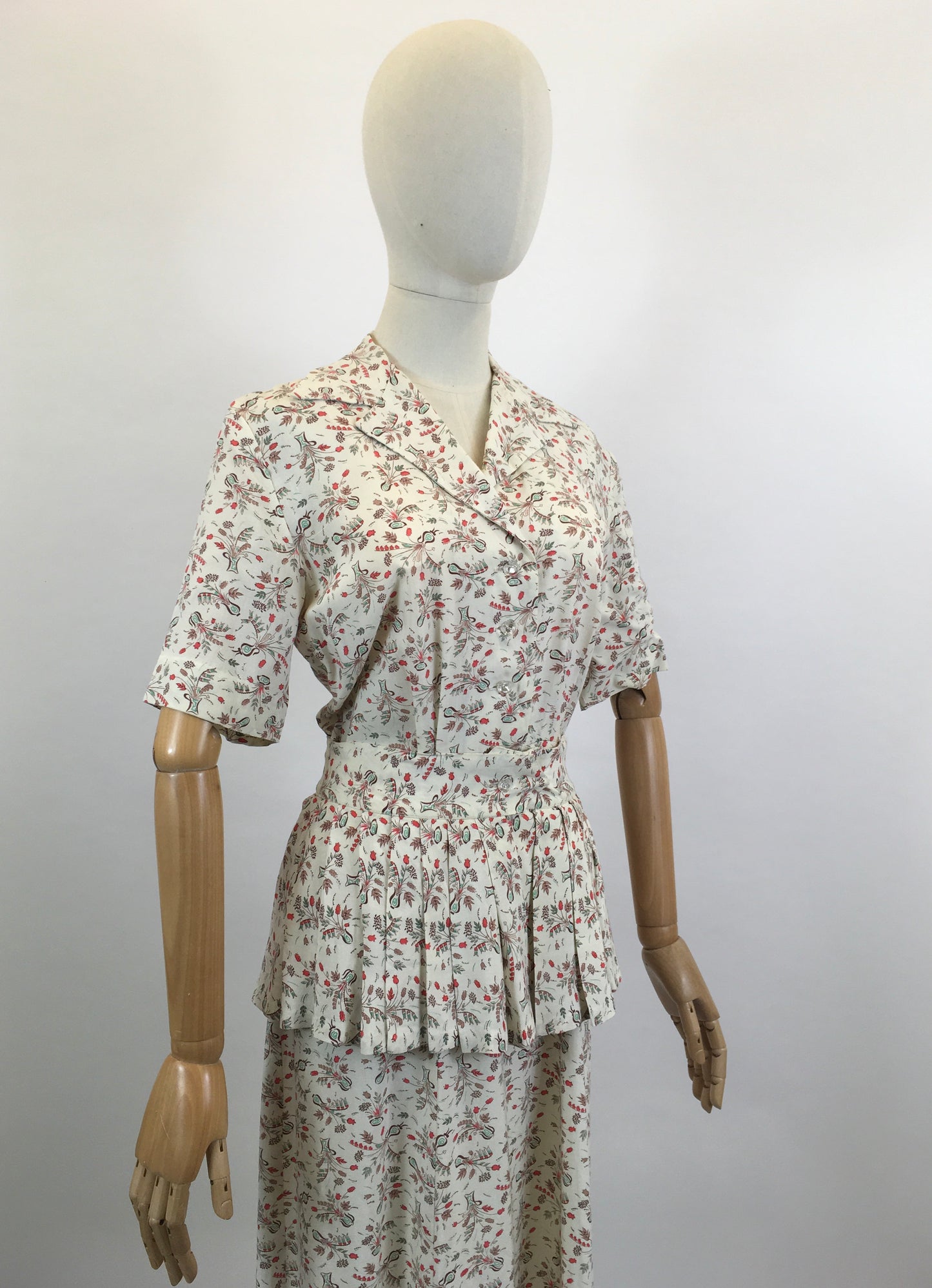 Original Fabulous Dinner Plate label 1940’s Novelty print dress - Dainty Flowers in Vases