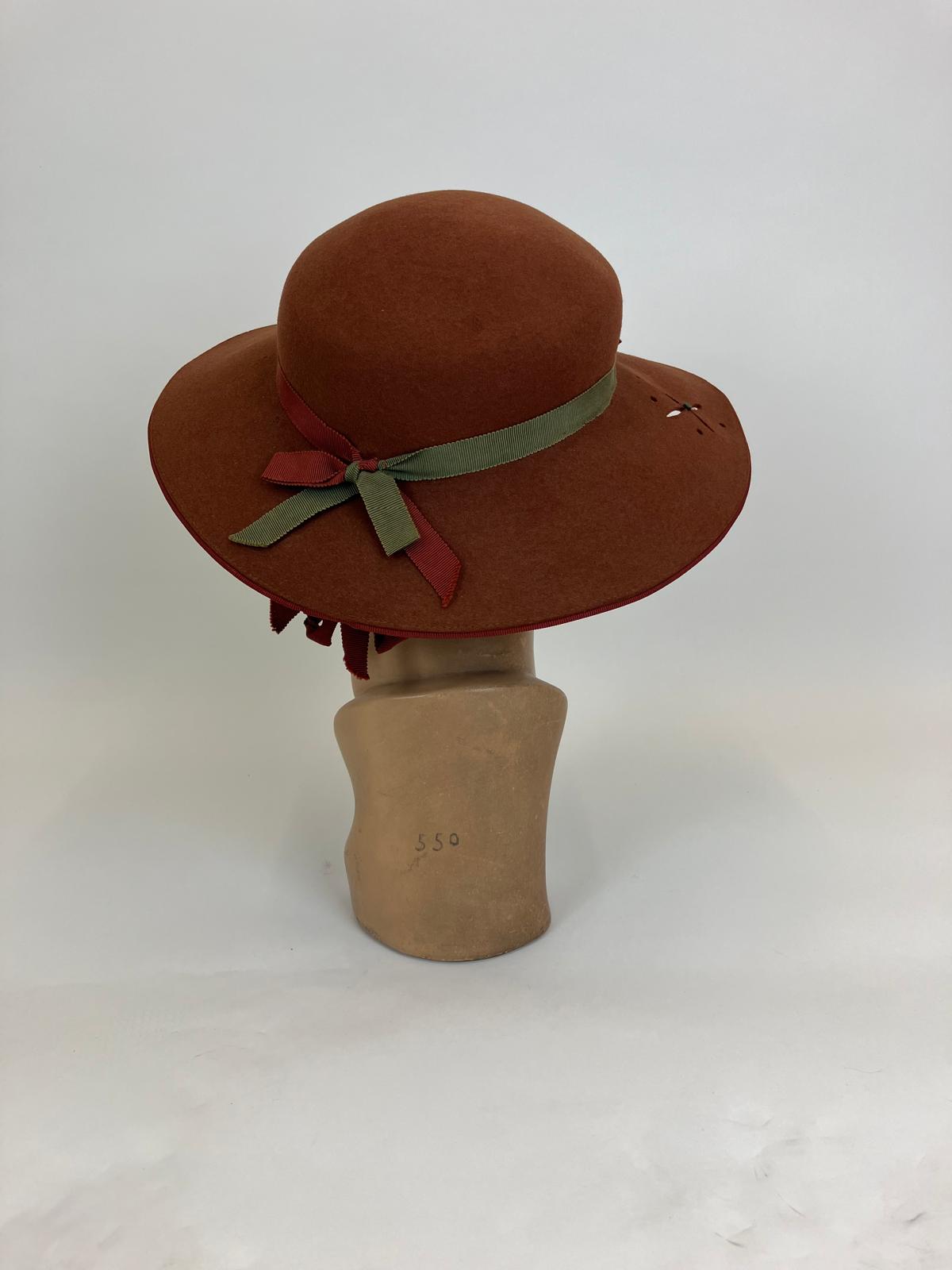 Original 1940's Delightful felt hat with contrast colouring - Rust and Sage Green