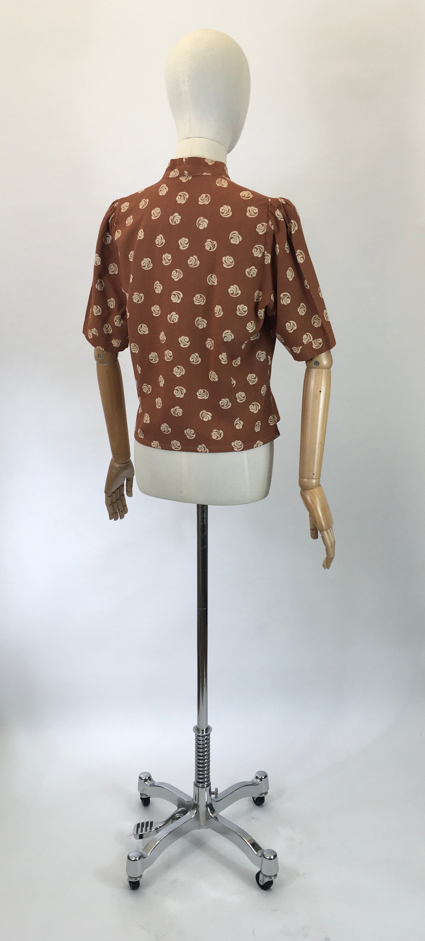 Original 1940s amazing Moygashel blouse - in cinnamon and cream print