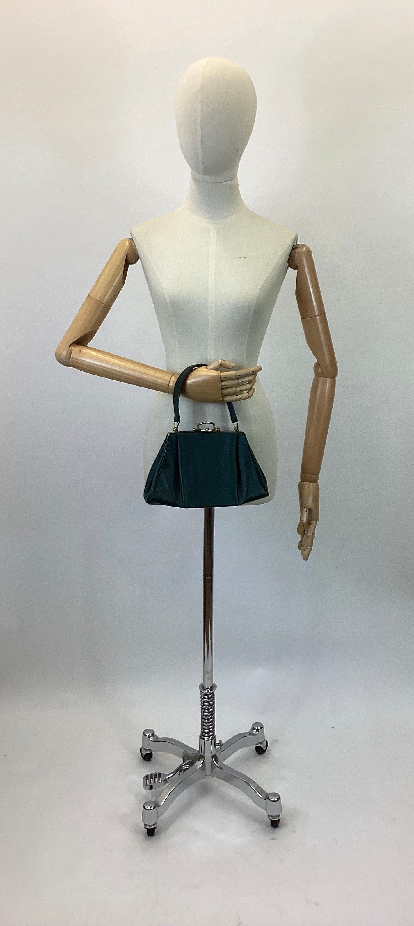 Original 1940's Gorgeous shape handbag - in Forest Green