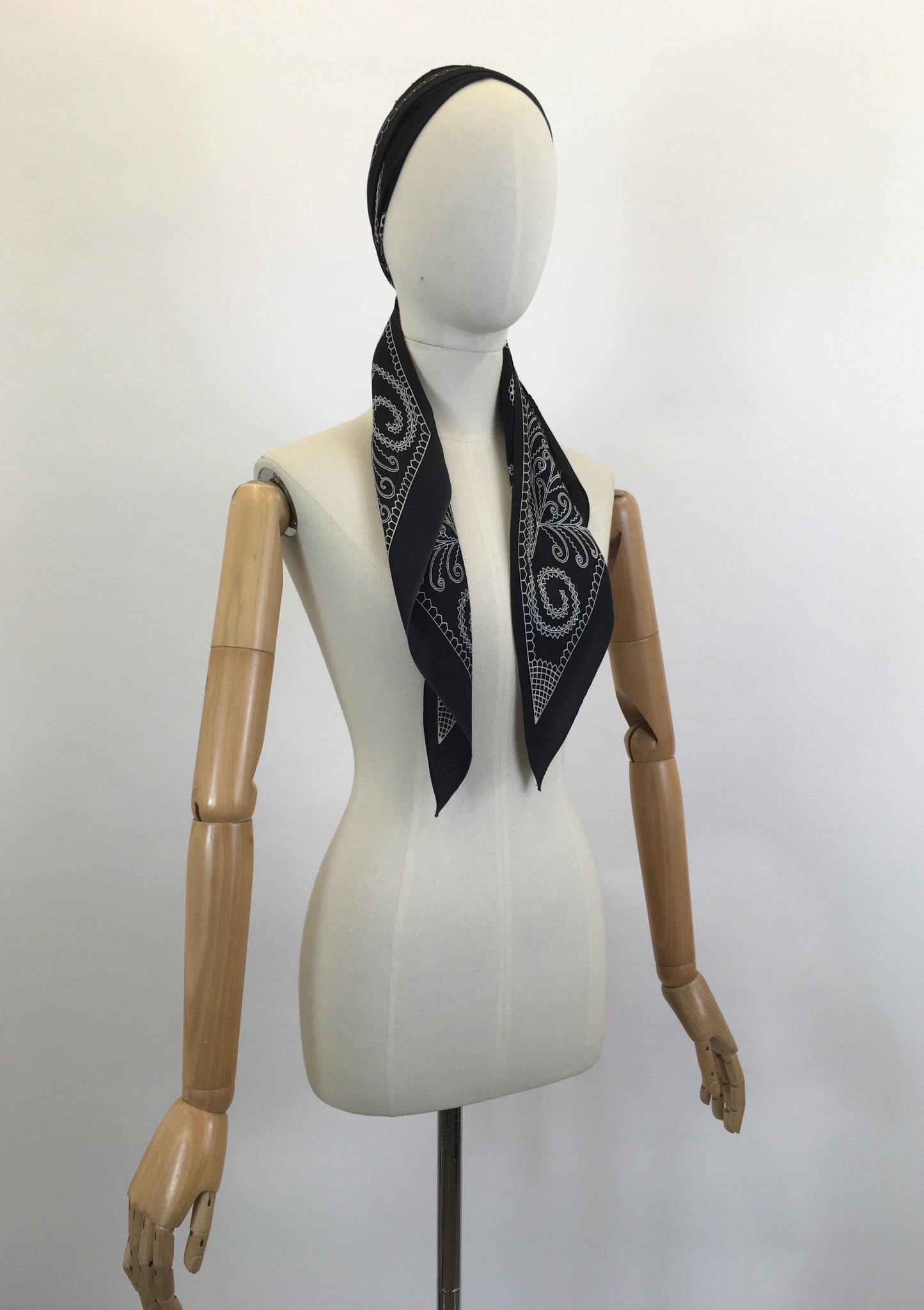 Original 1920's/1930's Deco Dagger point scarf - Black & White