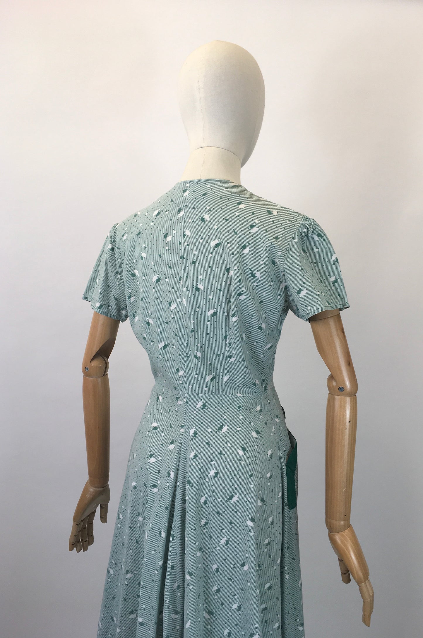 Original 1940’s Beautiful Cotton Day Dress - In A Leaf Print With Appliqué Details