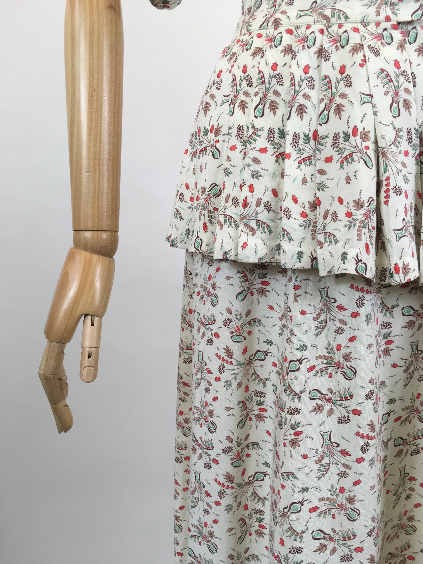 Original Fabulous Dinner Plate label 1940’s Novelty print dress - Dainty Flowers in Vases