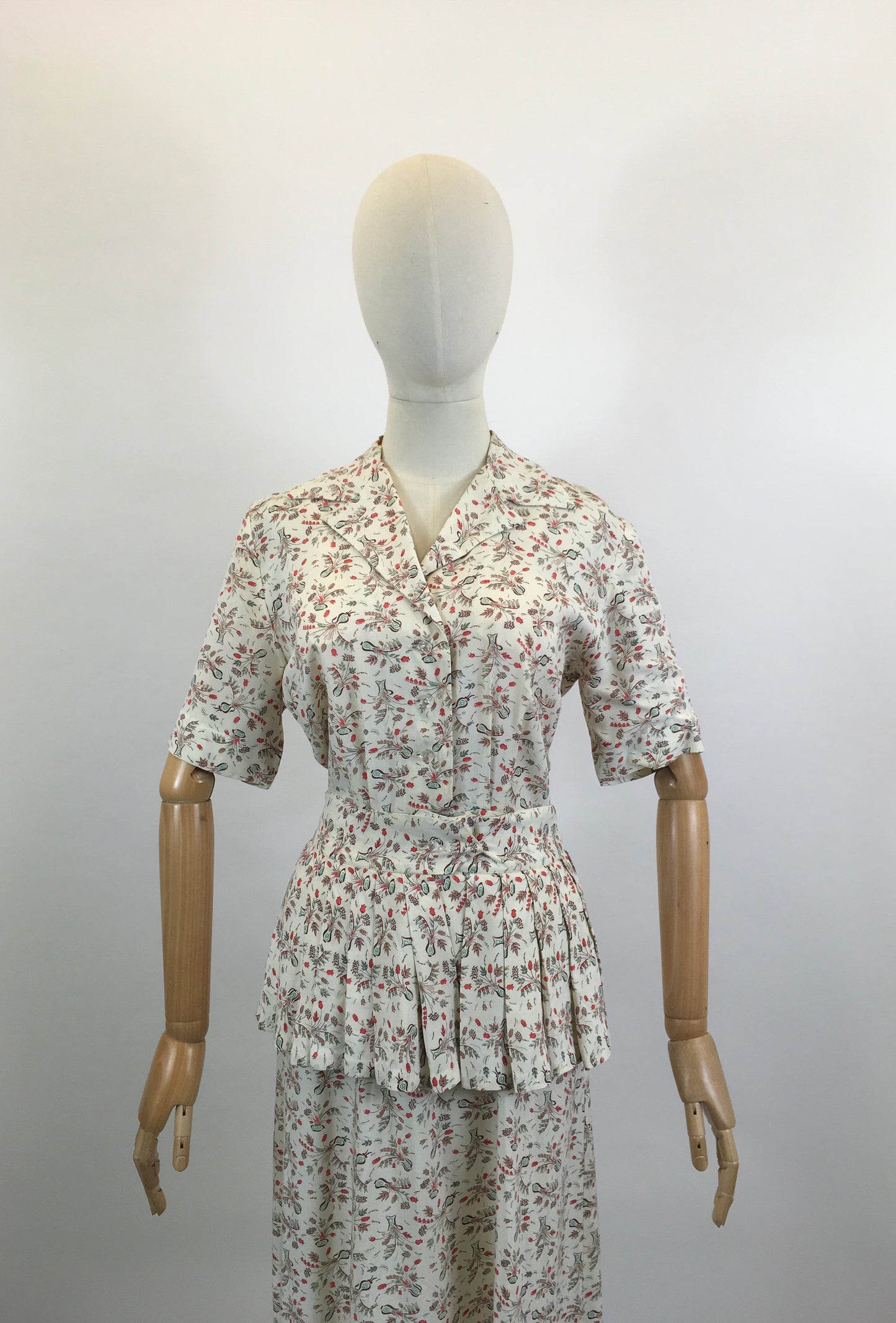 Original Fabulous Dinner Plate label 1940’s Novelty print dress - Dainty Flowers in Vases