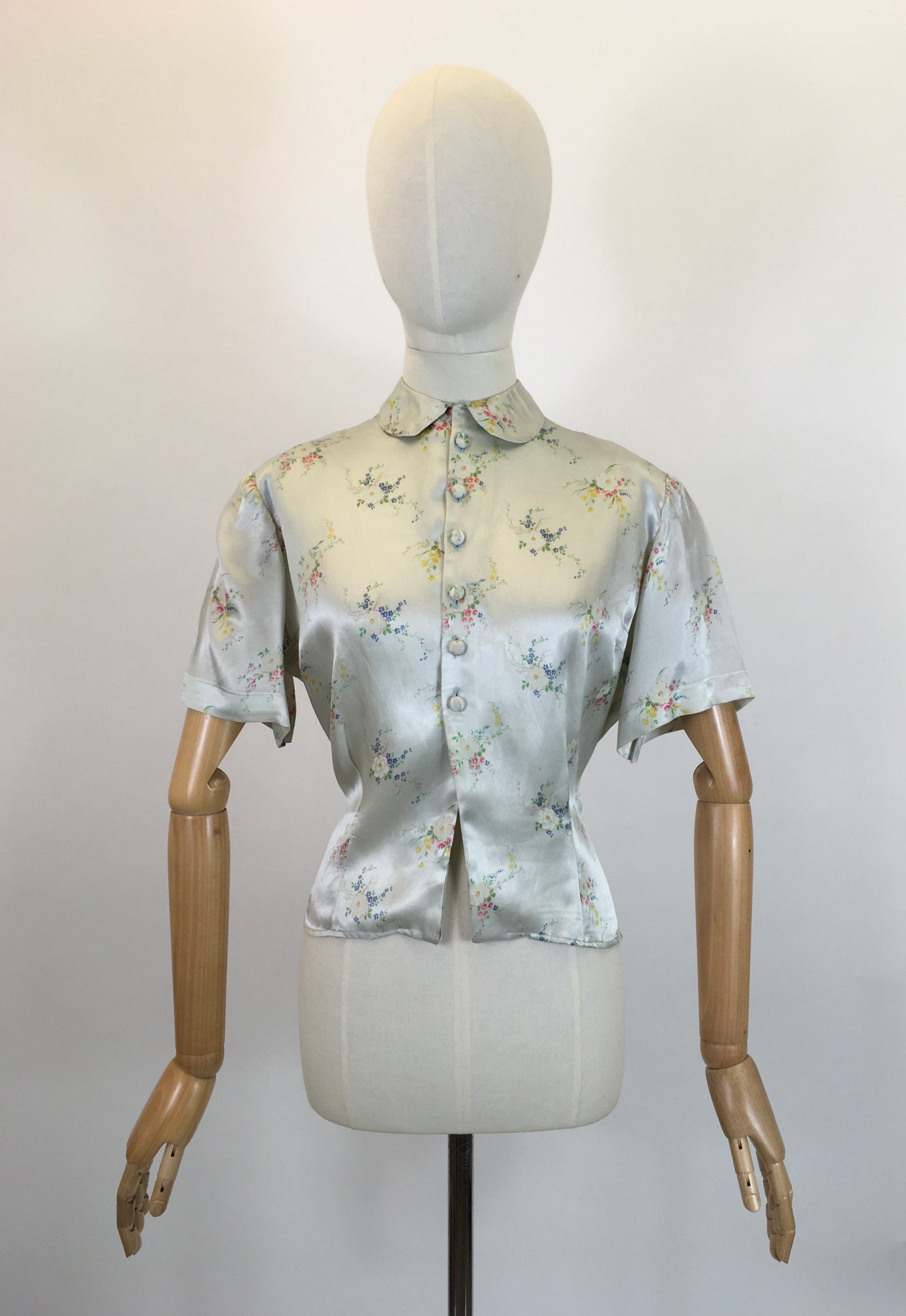 Original 30’s / 40’s Gorgeous blouse - with delicate pale bouquets of flowers