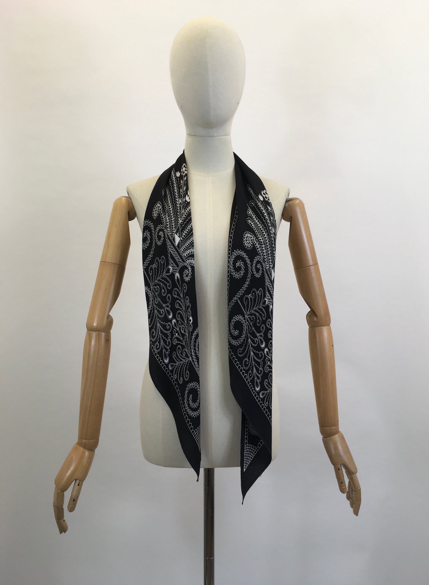 Original 1920's/1930's Deco Dagger point scarf - Black & White