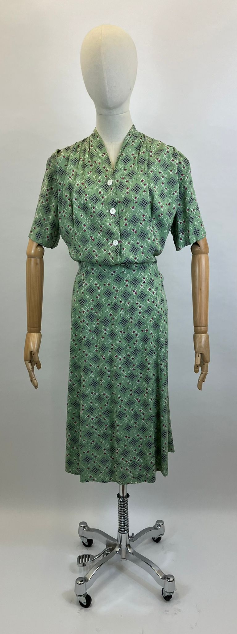 Original 1940’s Gorgeous Day Dress - in Green, Mauve and Cerise