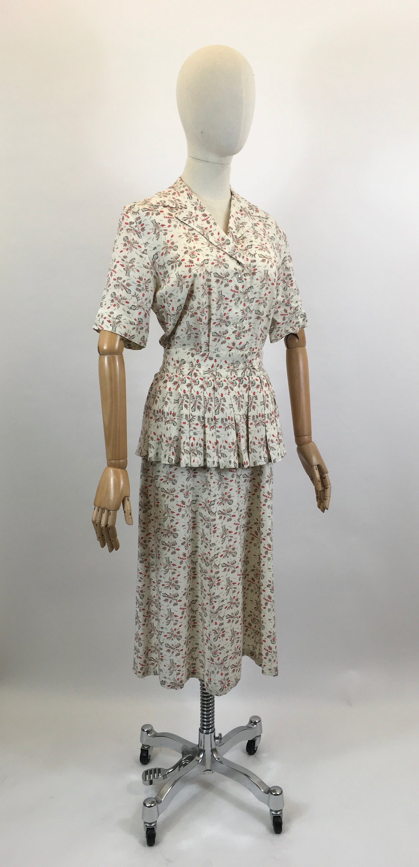 Original Fabulous Dinner Plate label 1940’s Novelty print dress - Dainty Flowers in Vases