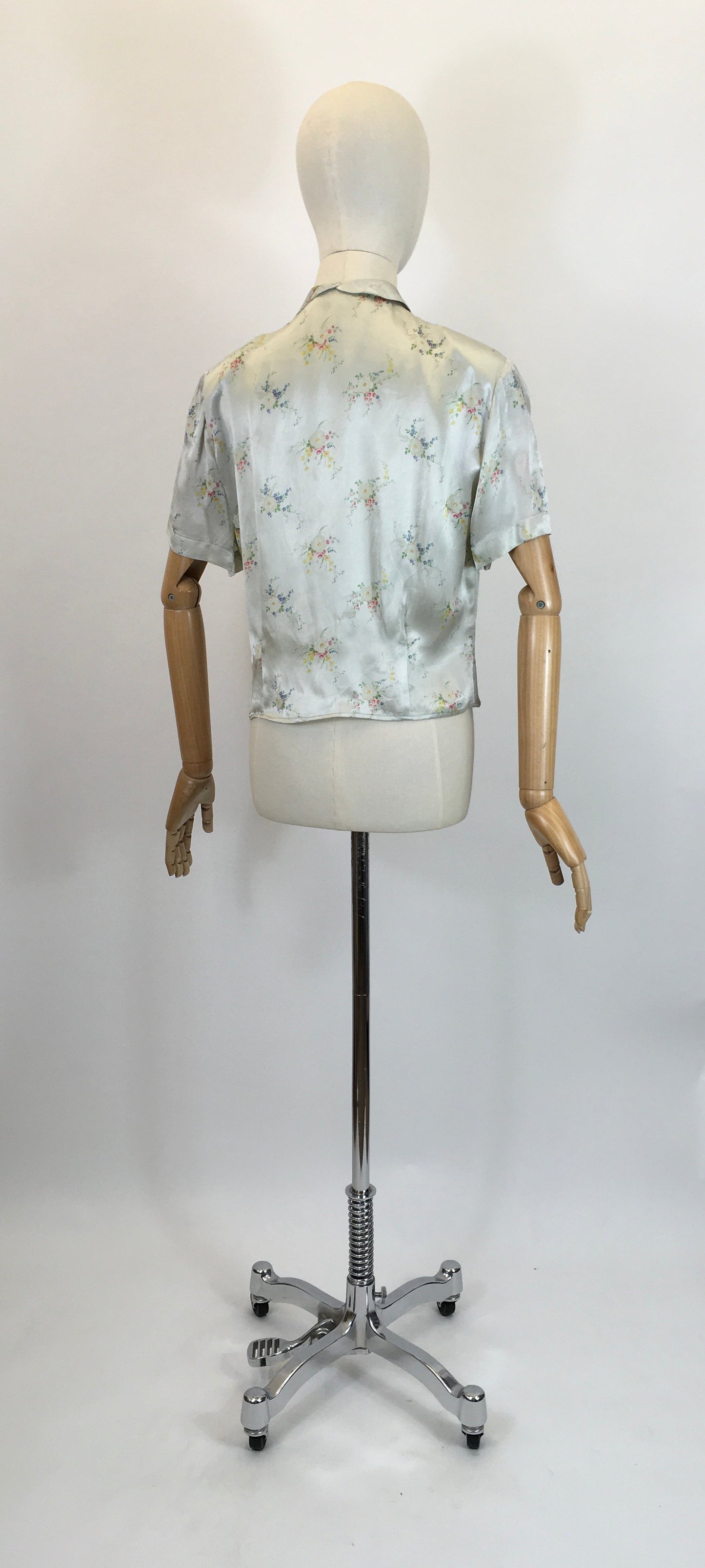 Original 30’s / 40’s Gorgeous blouse - with delicate pale bouquets of flowers