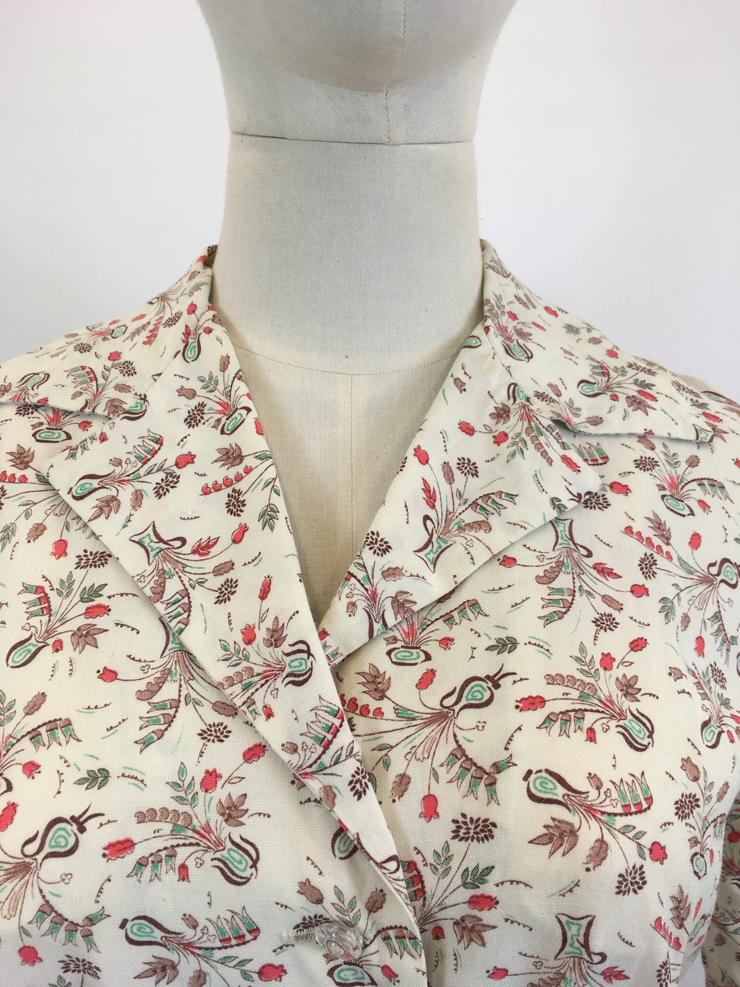 Original Fabulous Dinner Plate label 1940’s Novelty print dress - Dainty Flowers in Vases