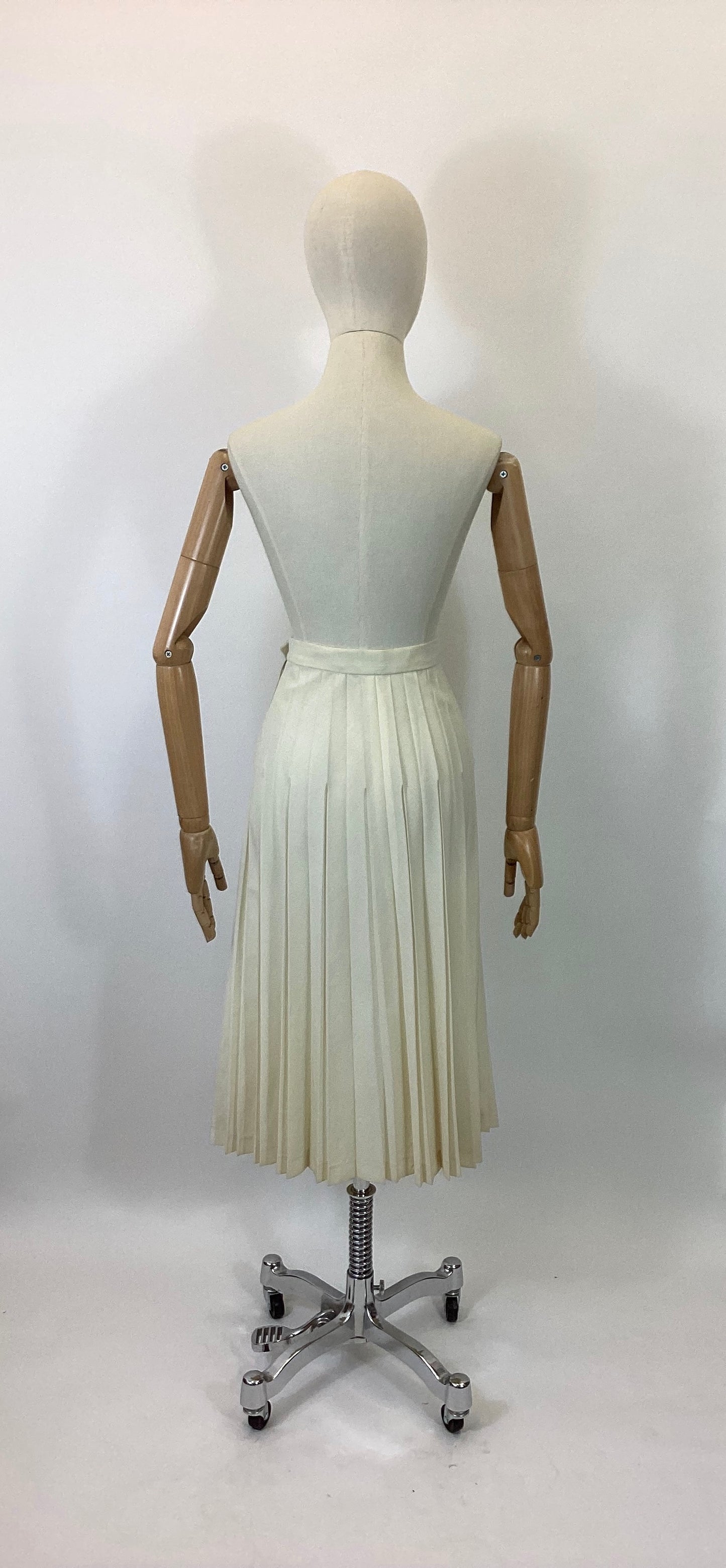 Original 1950’s Gorgeous fully pleated skirt - cream