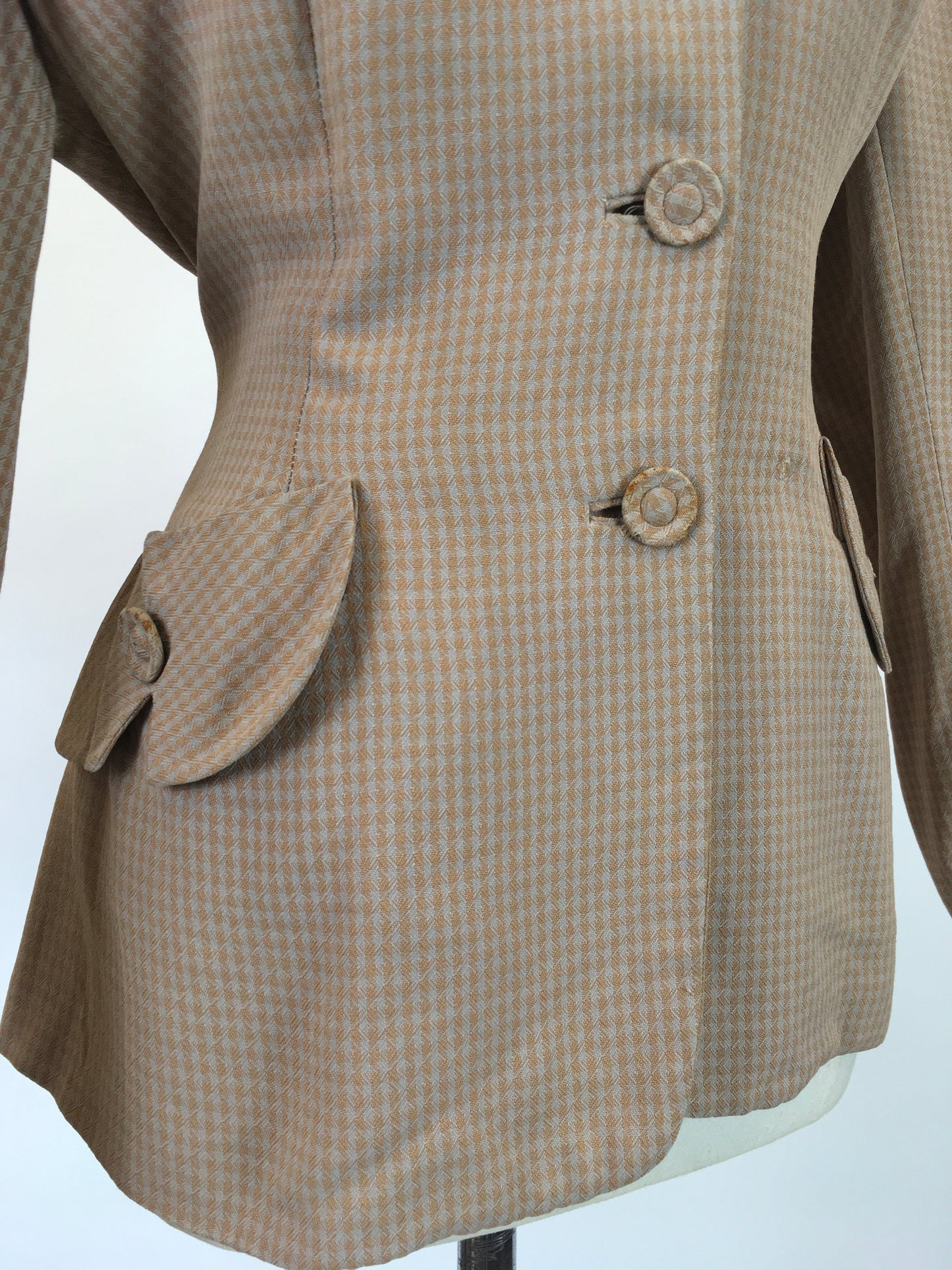 Original 40s darling jacket - in Peach and taupe dogtooth