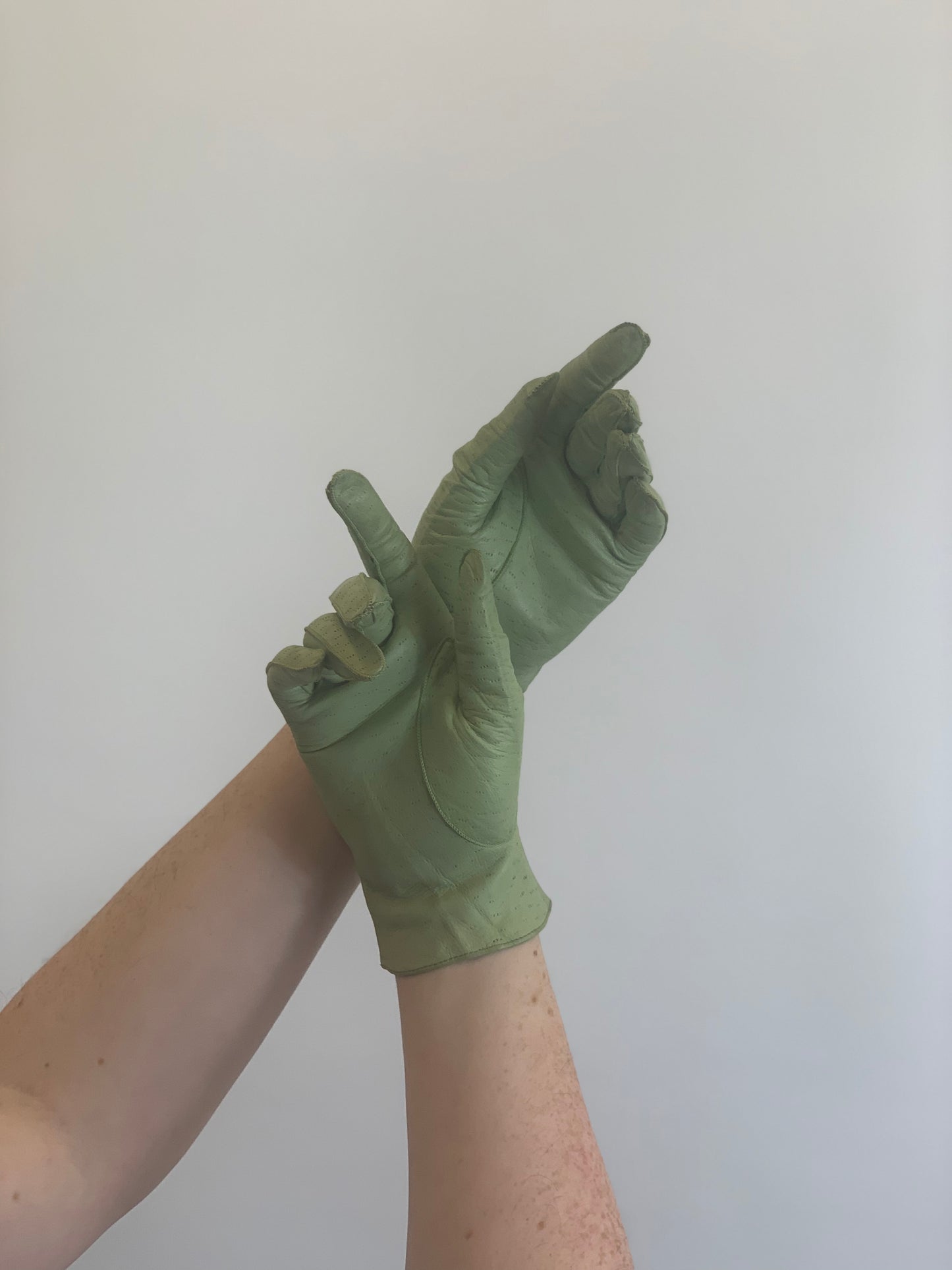 Original 1940’s Beautiful Leather gloves - in Pistachio Green