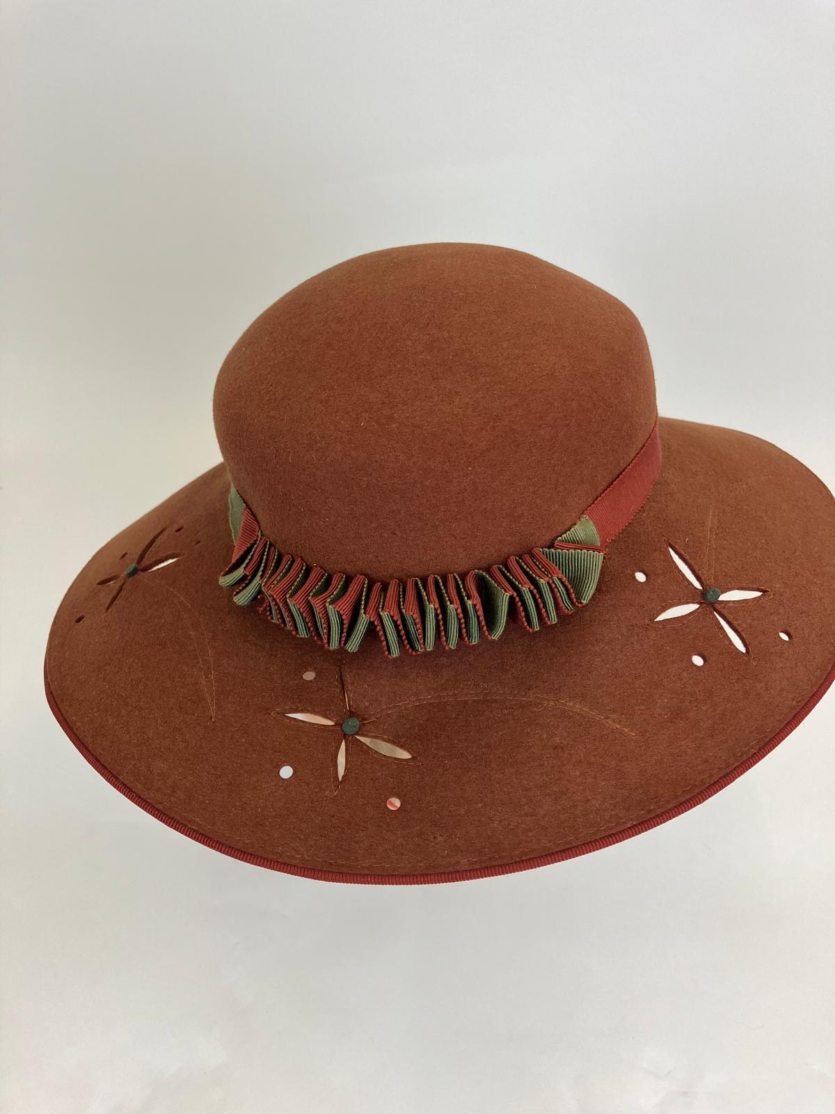 Original 1940's Delightful felt hat with contrast colouring - Rust and Sage Green