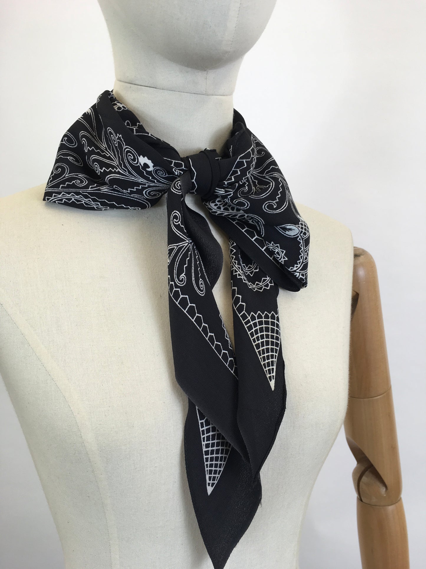 Original 1920's/1930's Deco Dagger point scarf - Black & White