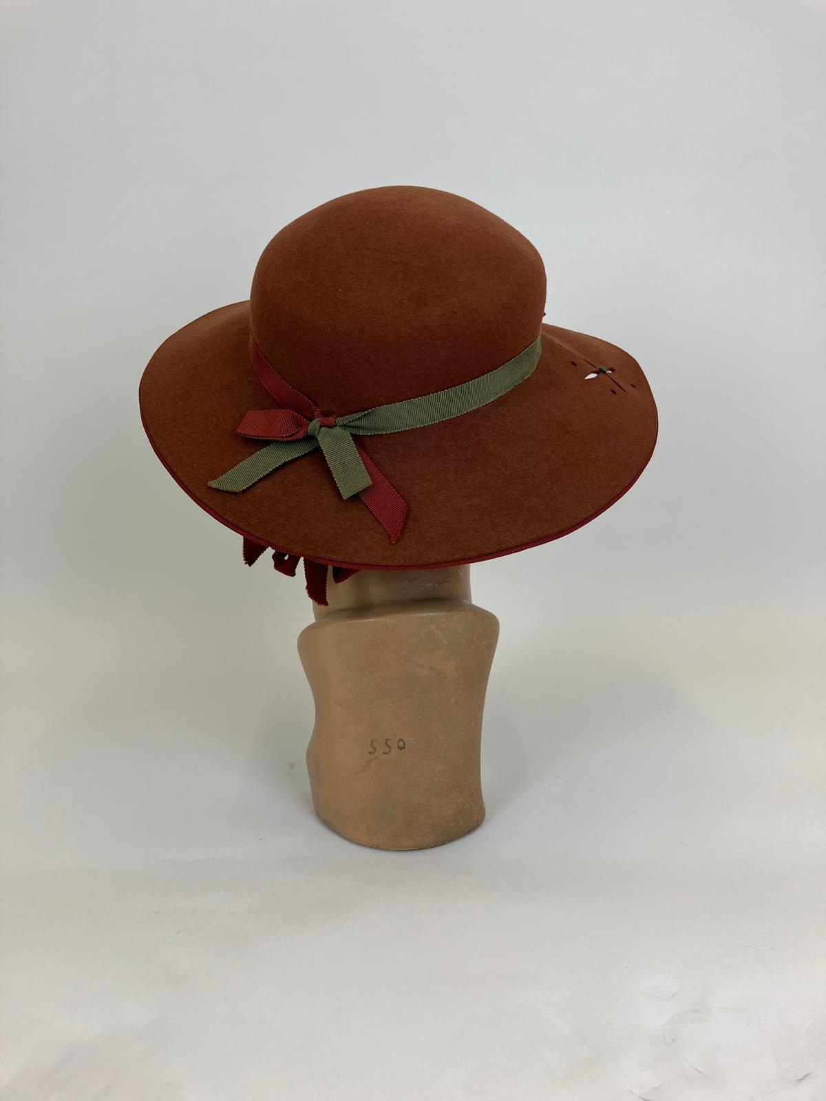 Original 1940's Delightful felt hat with contrast colouring - Rust and Sage Green
